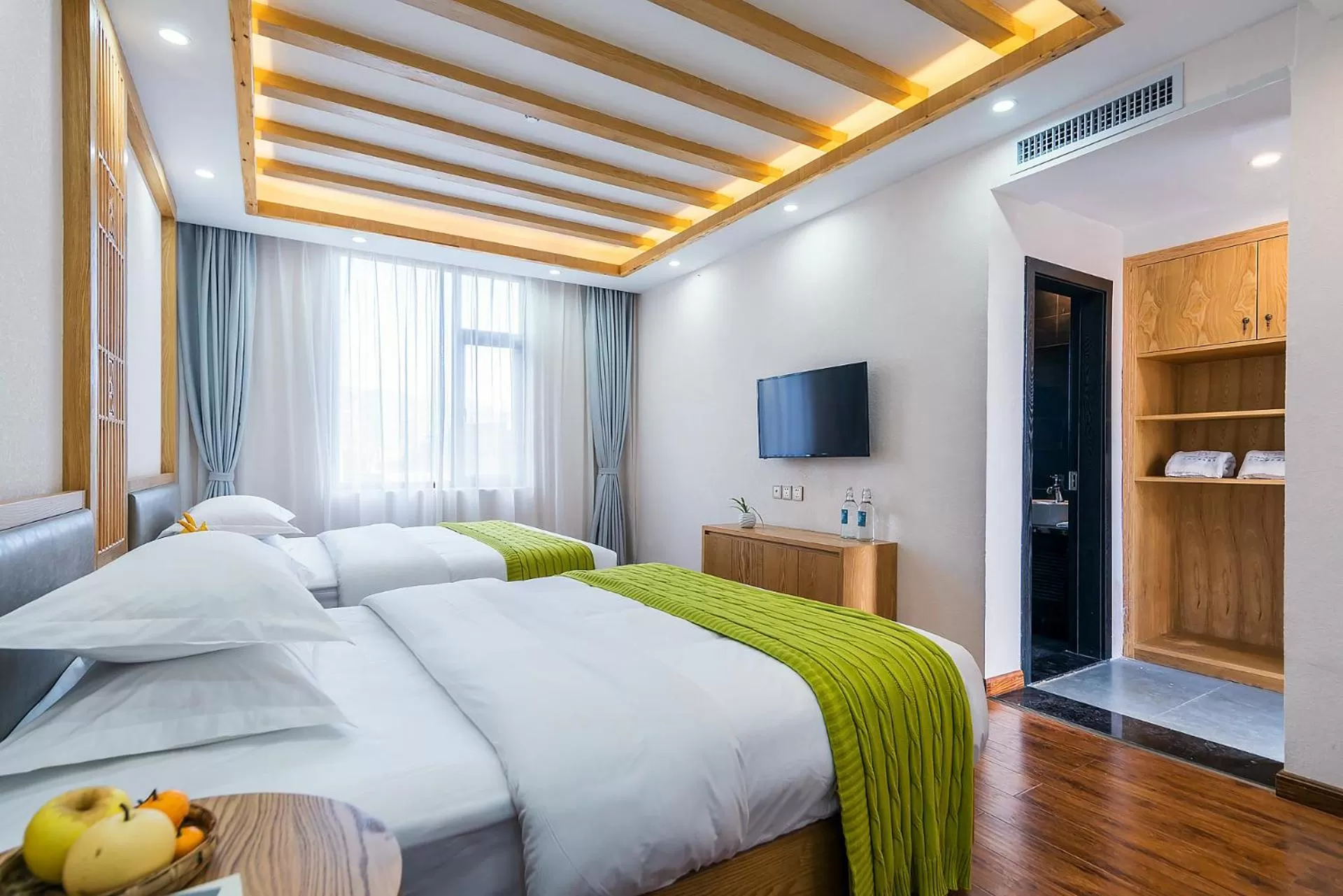 Photo of the whole room, Bed in Lijiang Gemmer Hotel