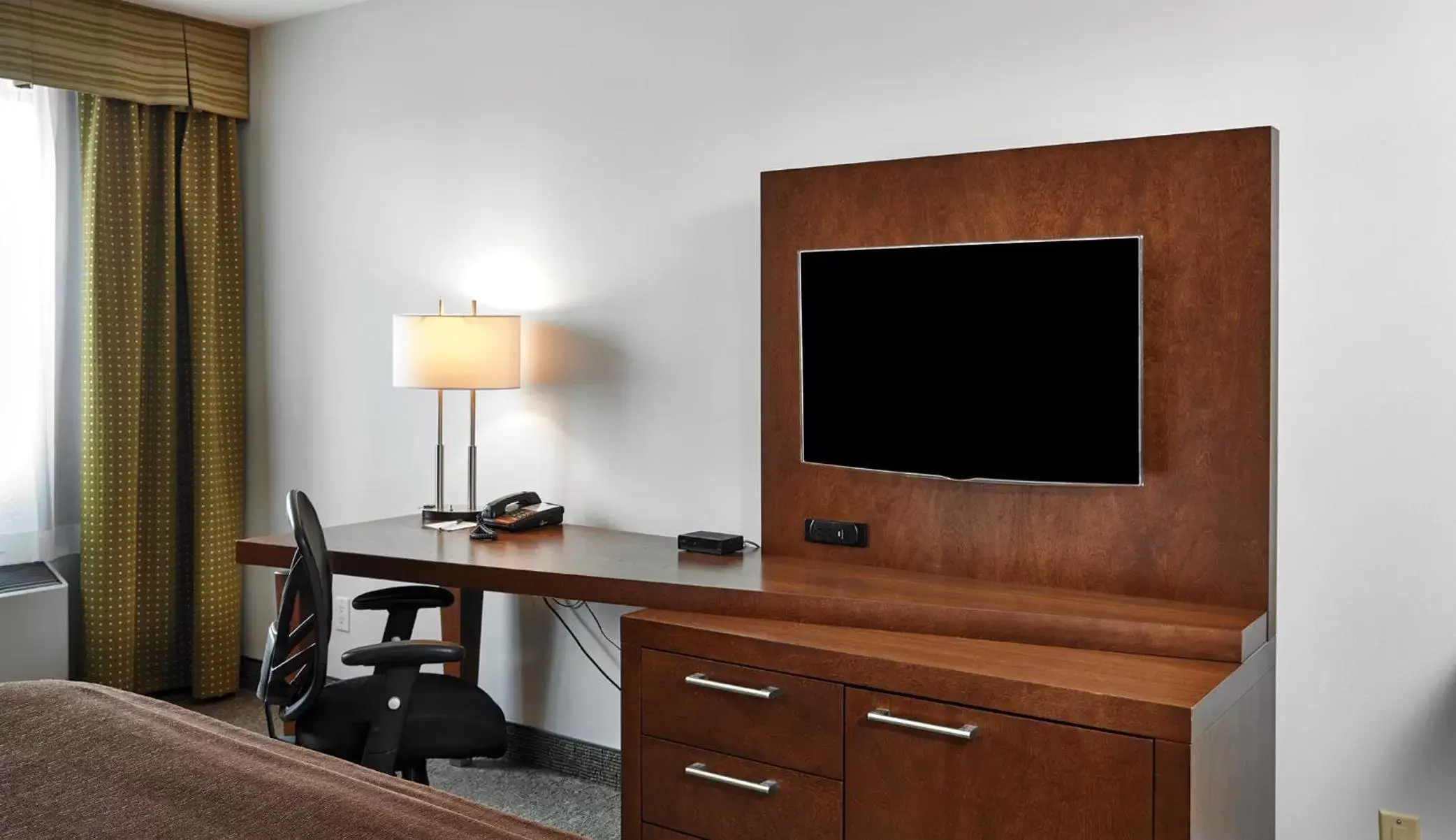 TV and multimedia, TV/Entertainment Center in Quality Inn Rouyn-Noranda