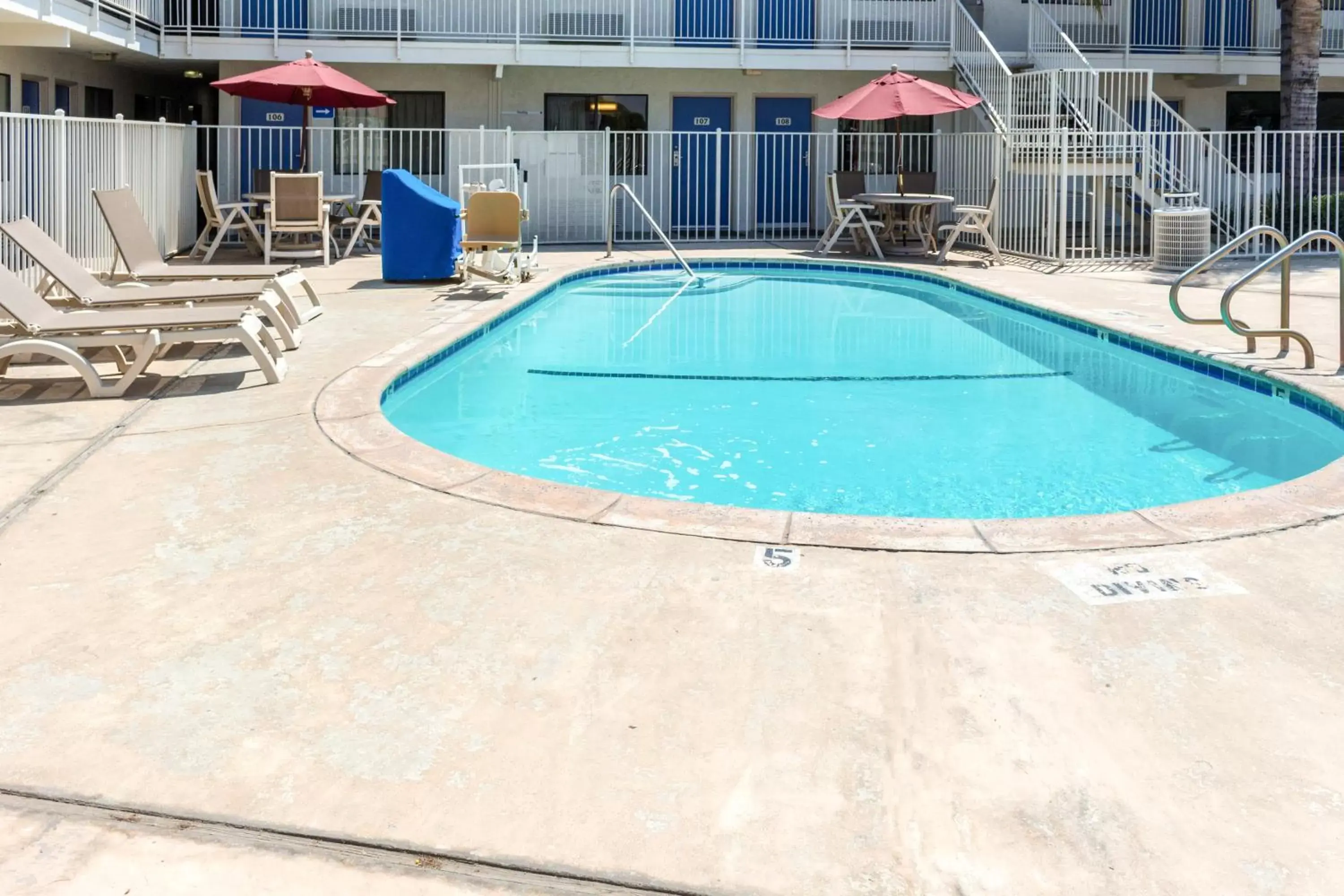 Swimming Pool in Motel 6-Bakersfield, CA - Convention Center