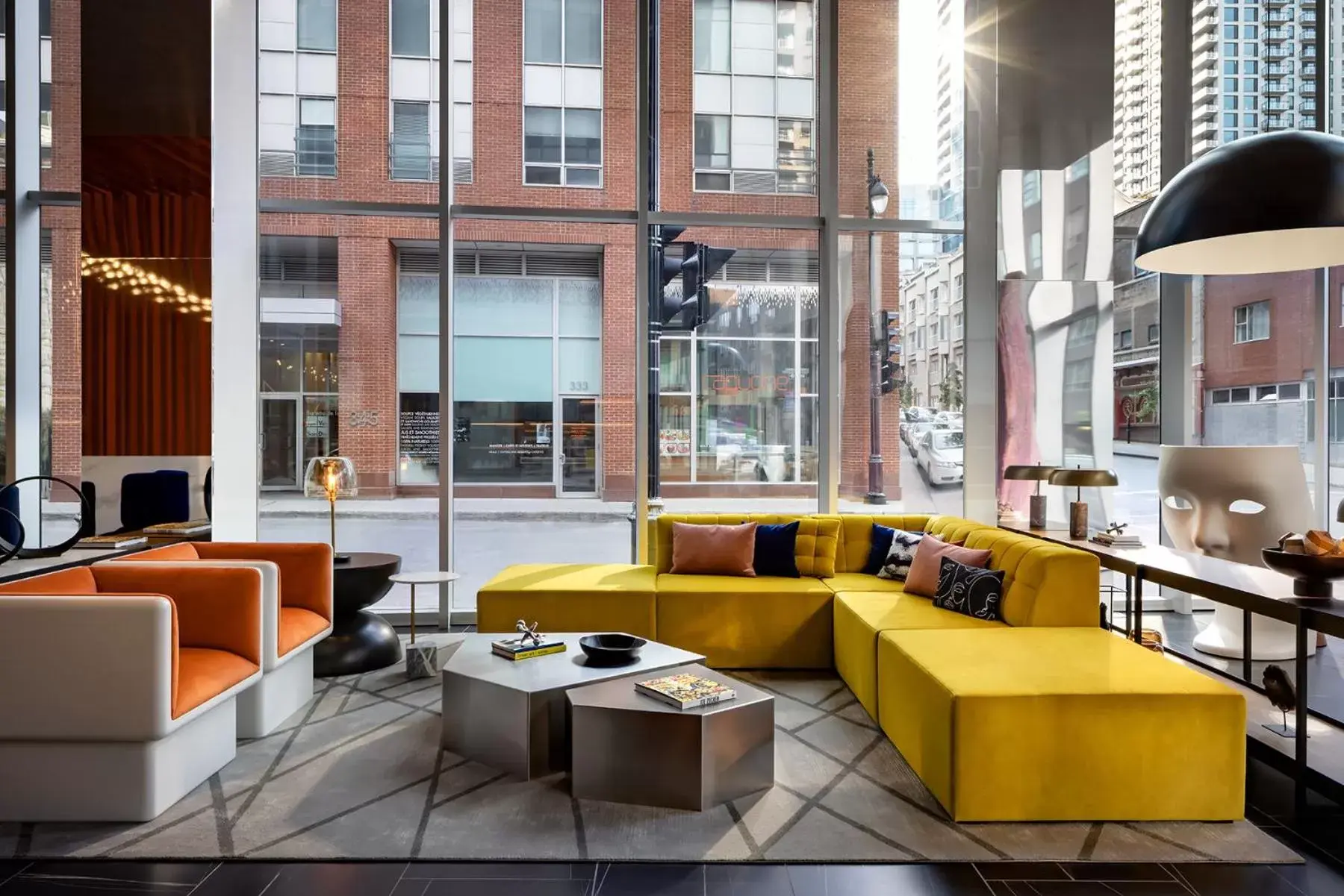 Living room in Humaniti Hotel Montreal, Autograph Collection