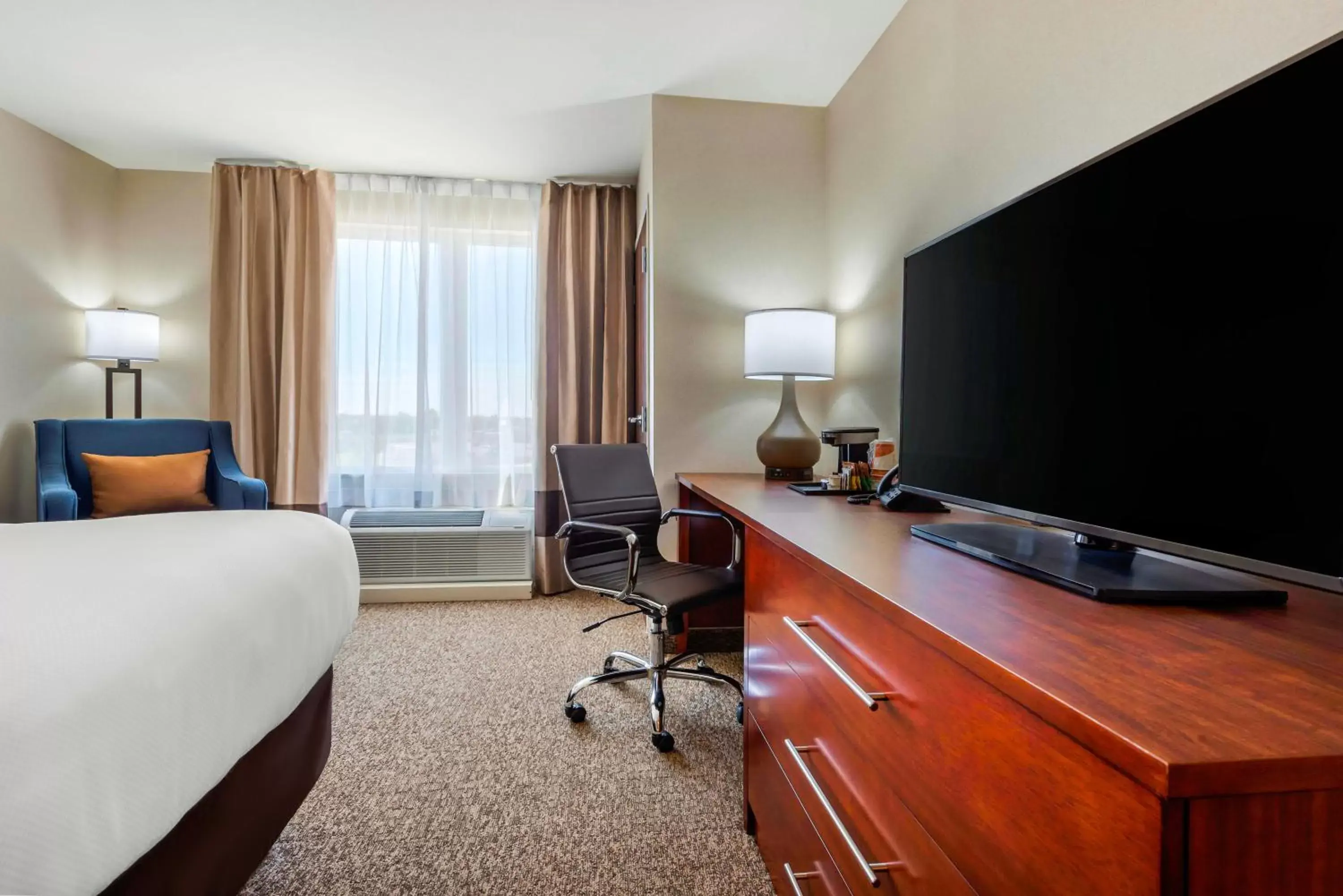 Bedroom, TV/Entertainment Center in Comfort Inn & Suites