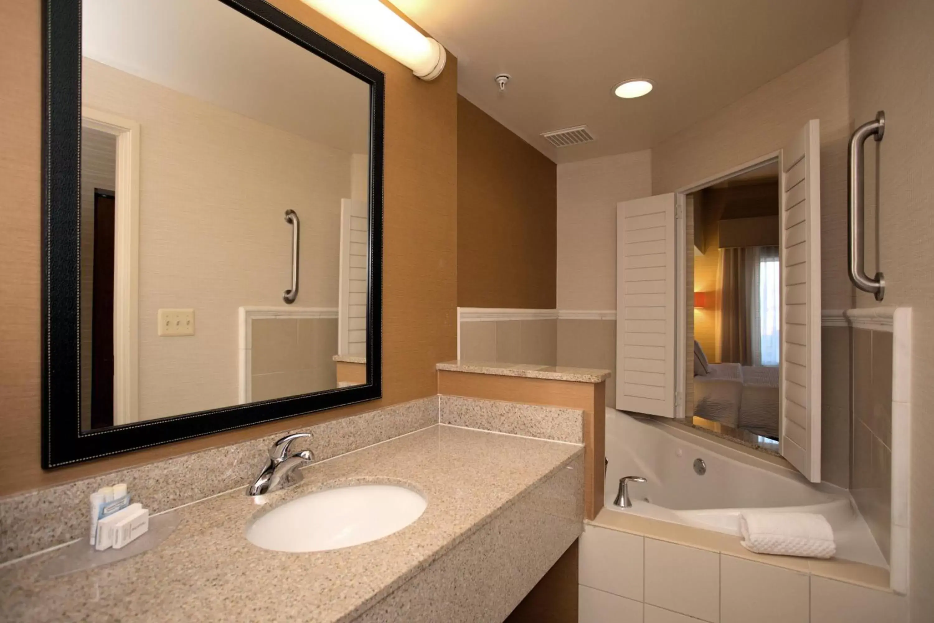 Bathroom in Fairfield Inn & Suites by Marriott Edison - South Plainfield
