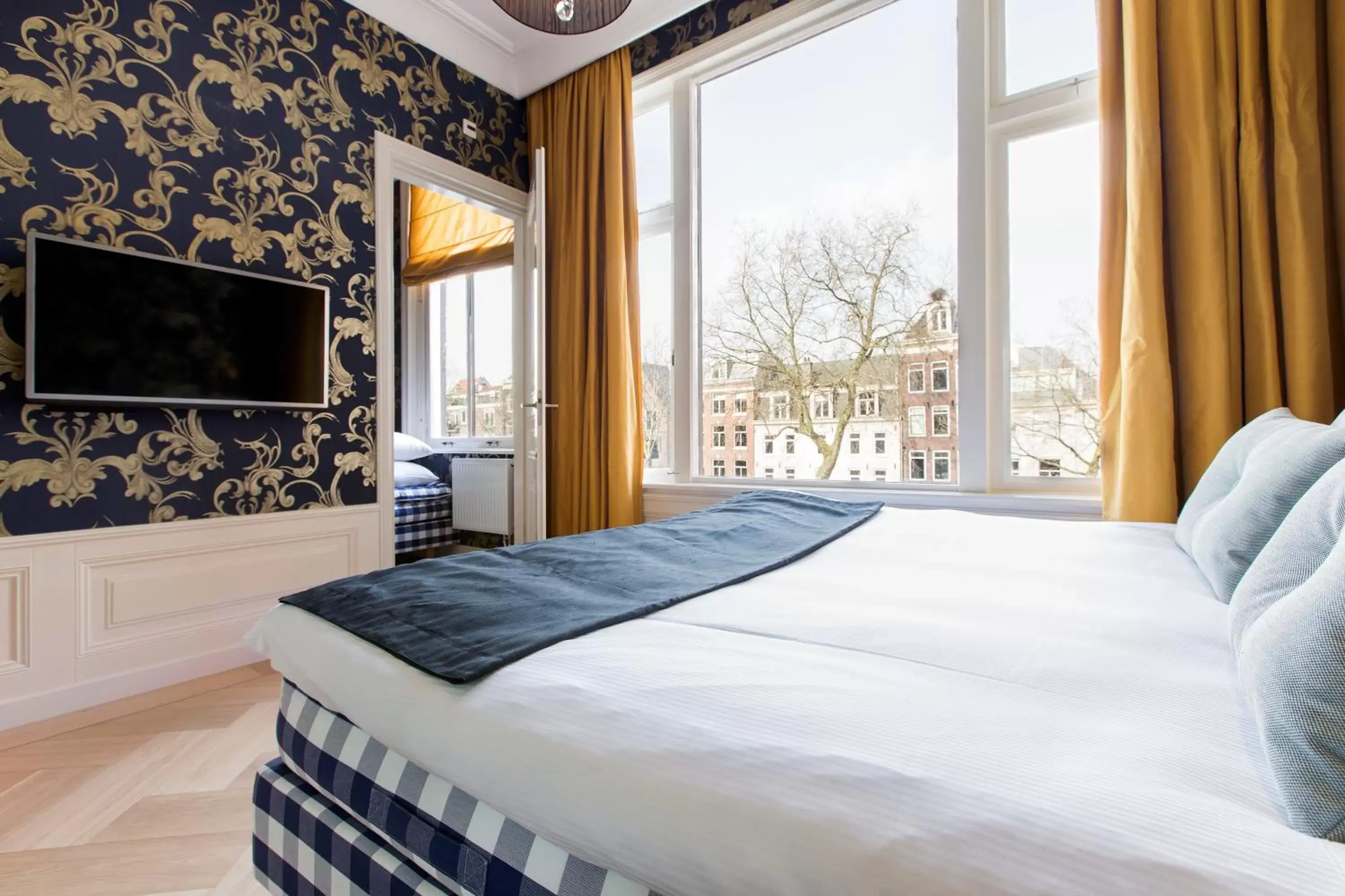 Bed in Amsterdam Canal Hotel