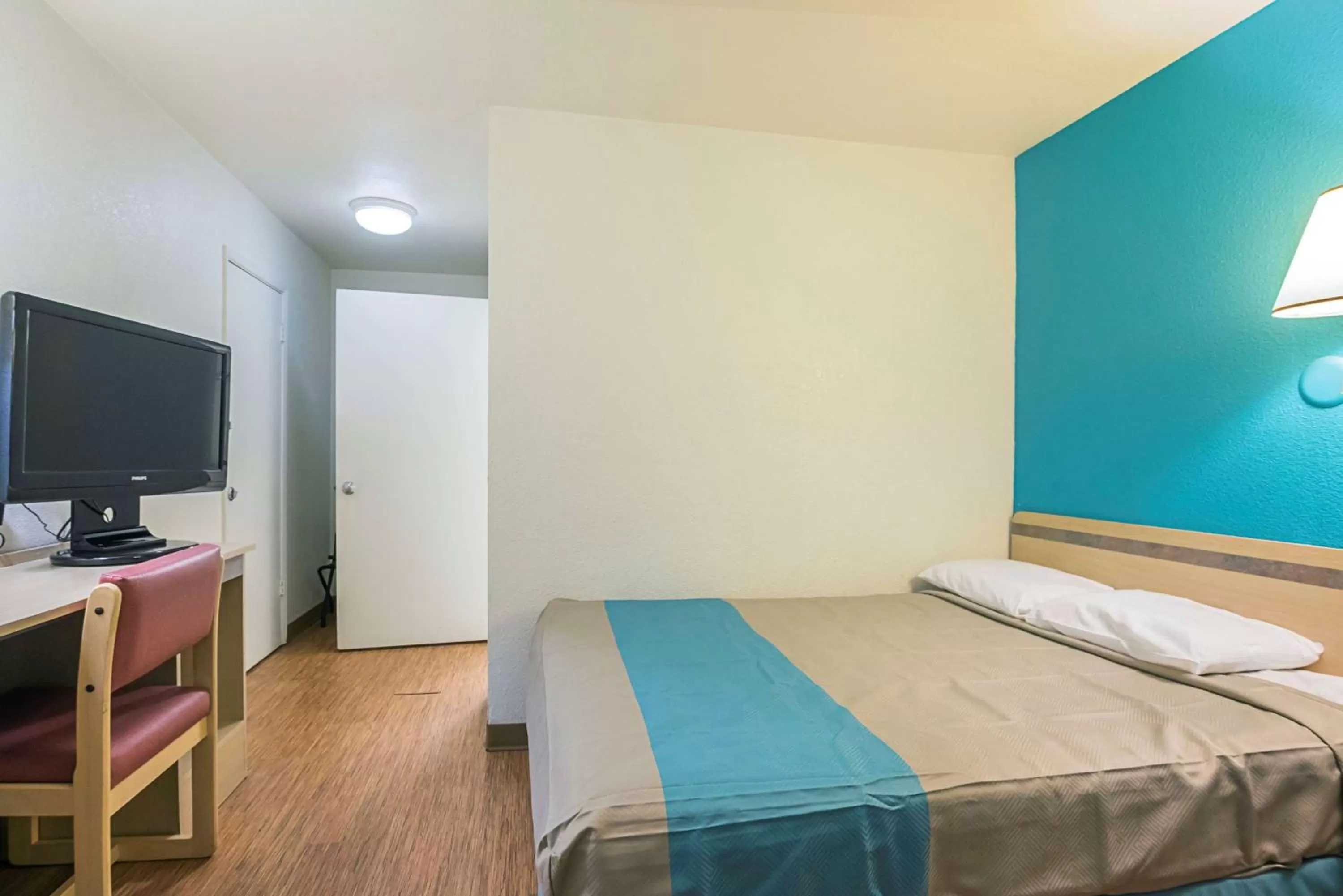 TV and multimedia, Bed in Motel 6-Rochester, MN