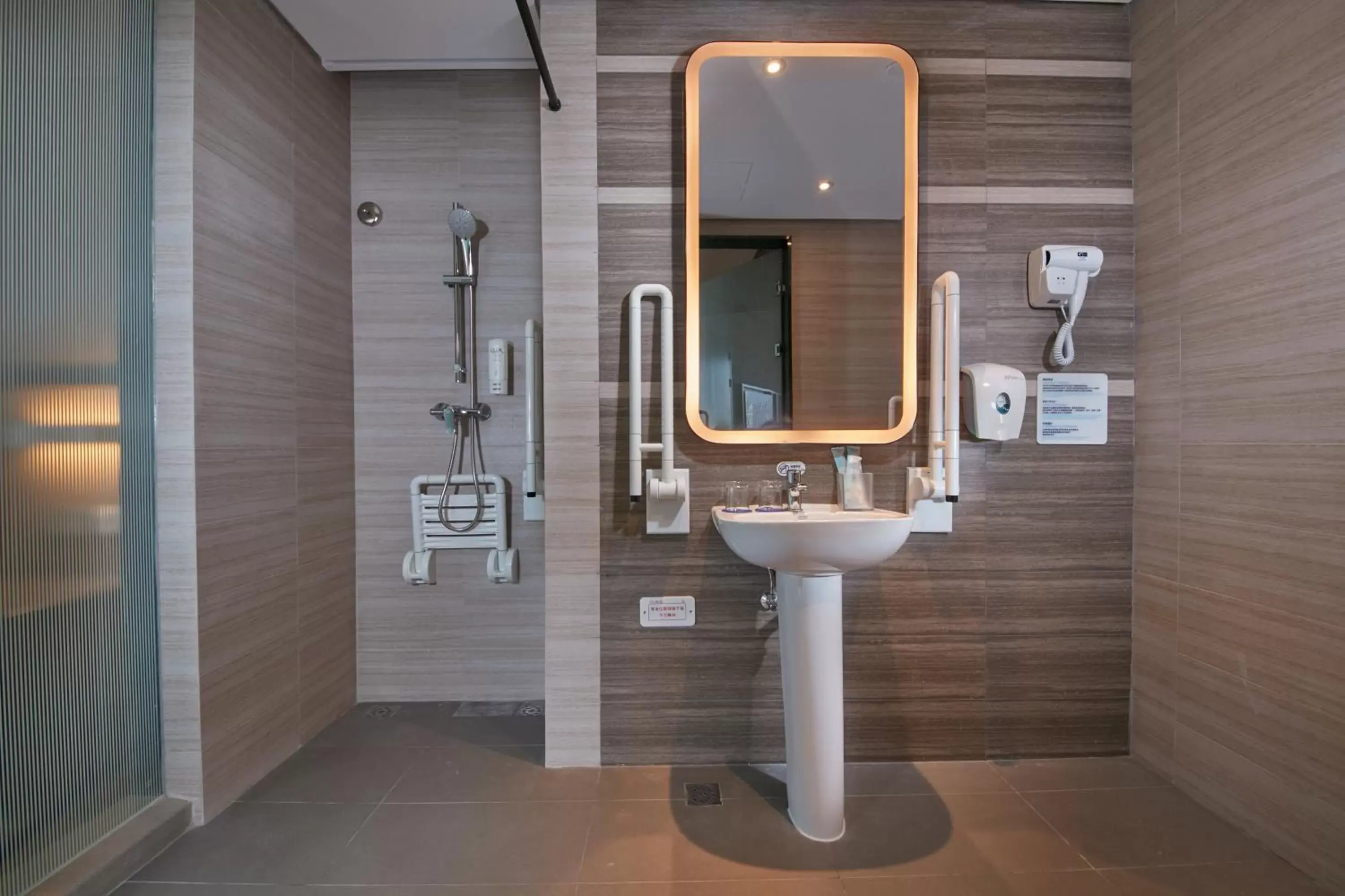 Photo of the whole room, Bathroom in Holiday Inn Express Hangzhou East Station, an IHG Hotel