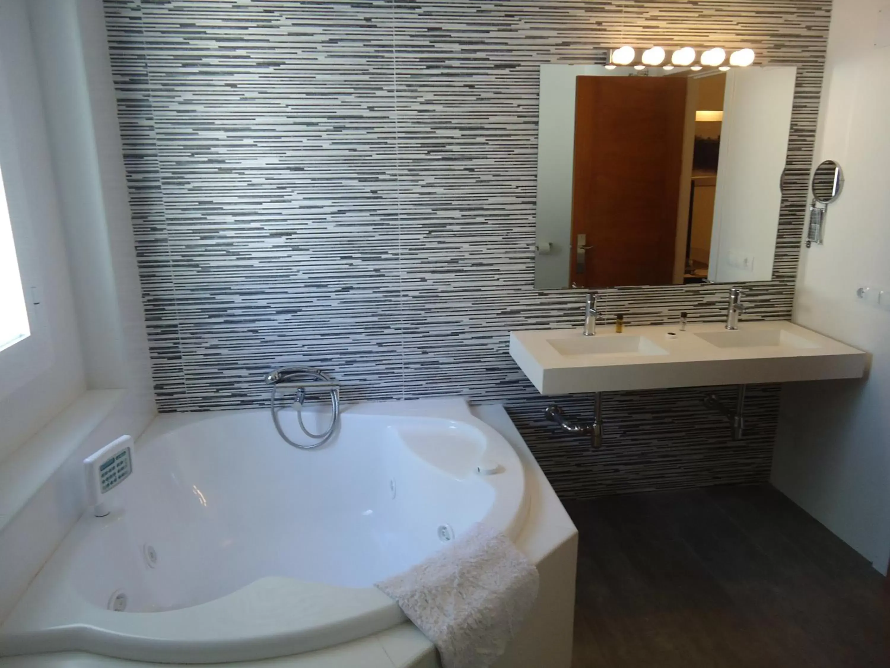 Hot Tub, Bathroom in Mare Hotel