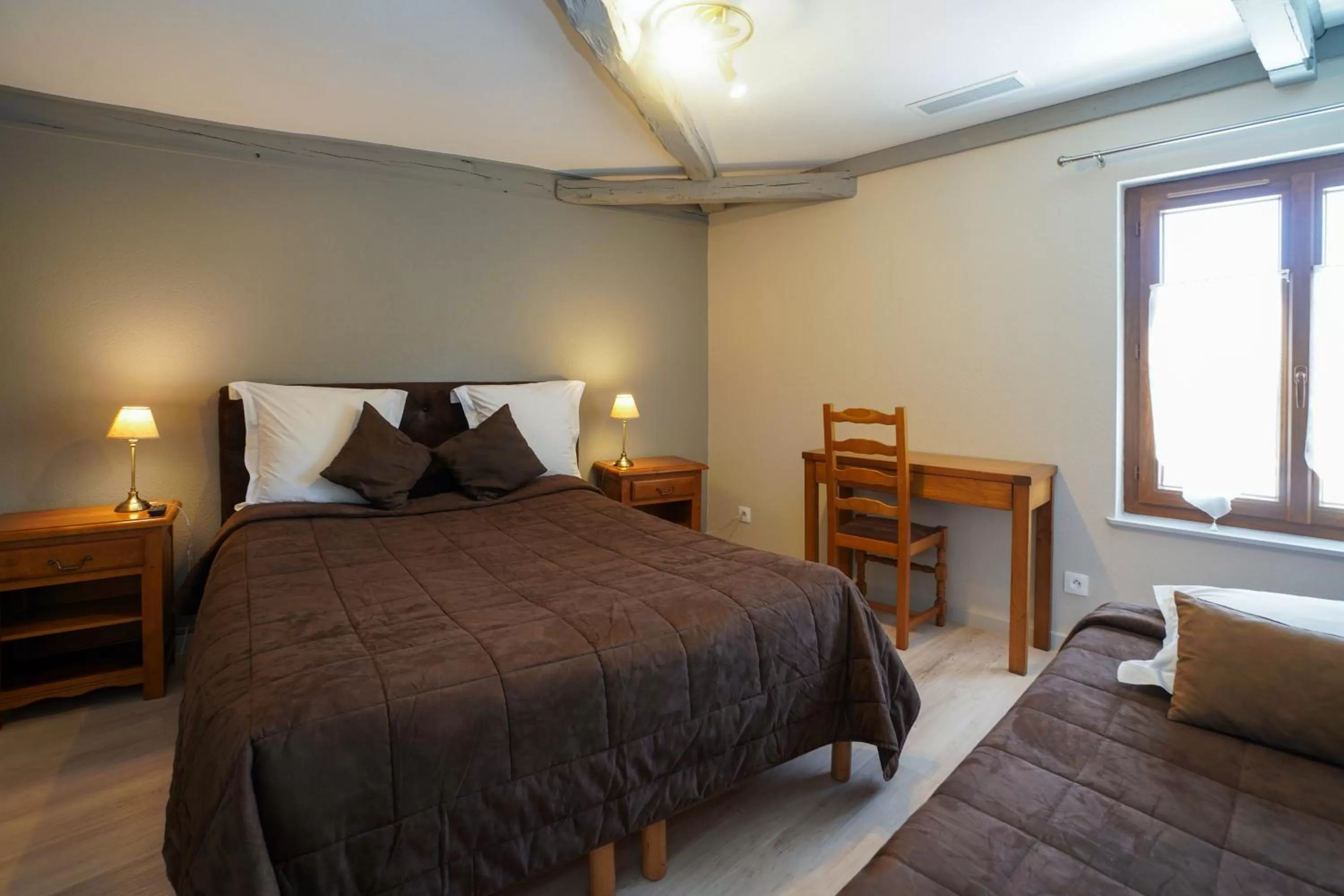 Photo of the whole room, Bed in le saint Hubert