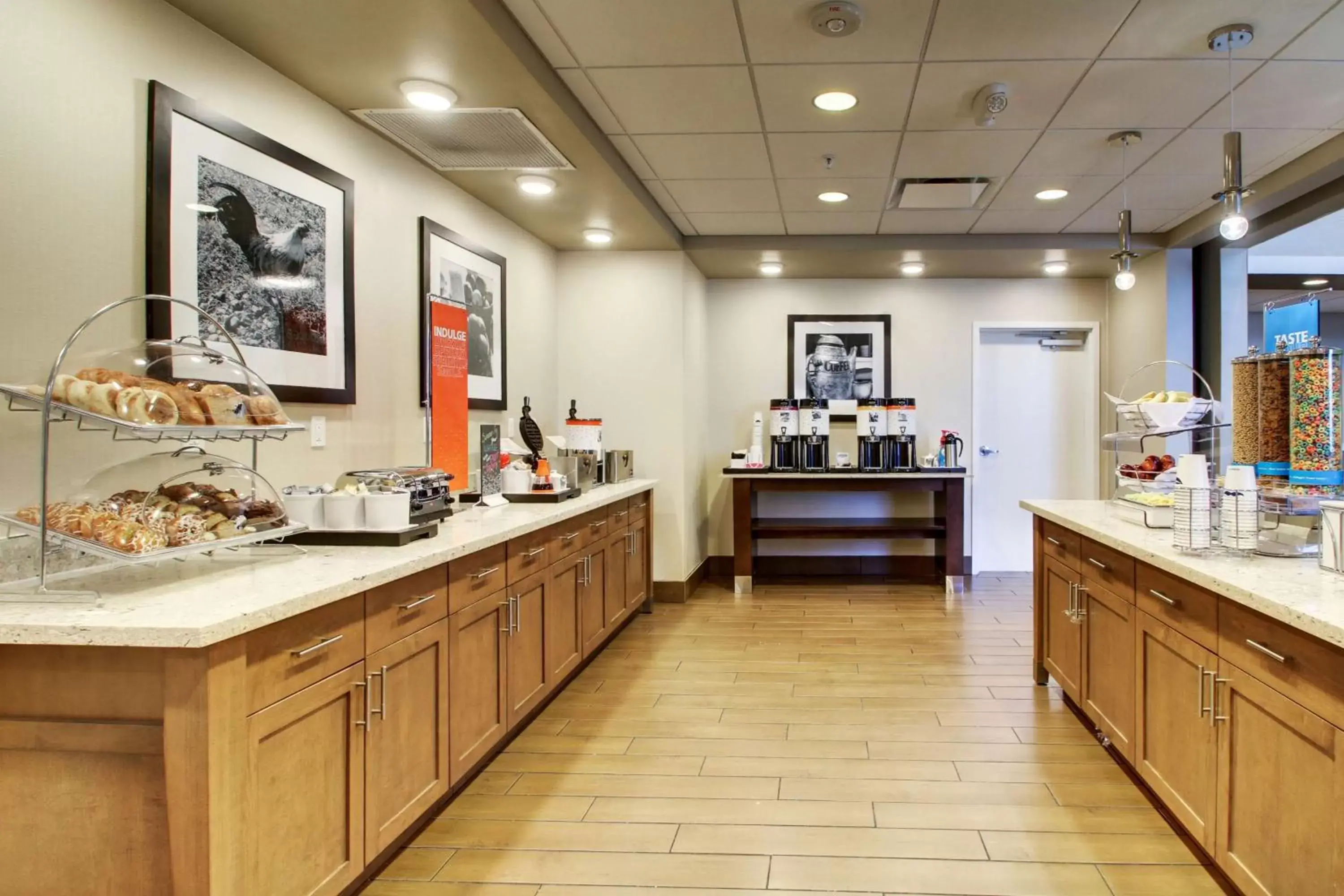 Breakfast, Restaurant/Places to Eat in Hampton Inn & Suites Milwaukee West