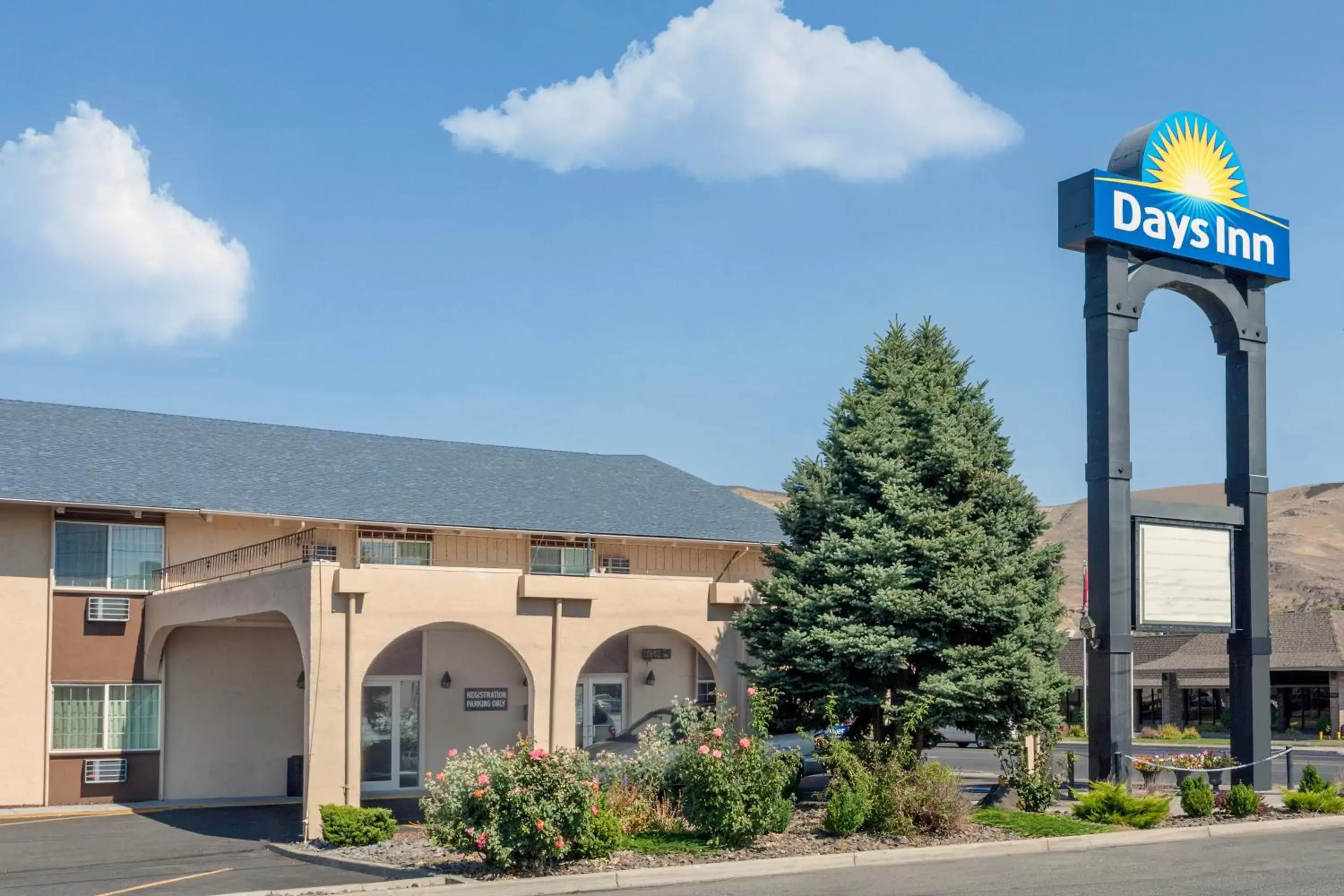 Facade/entrance, Property Building in Days Inn by Wyndham Yakima