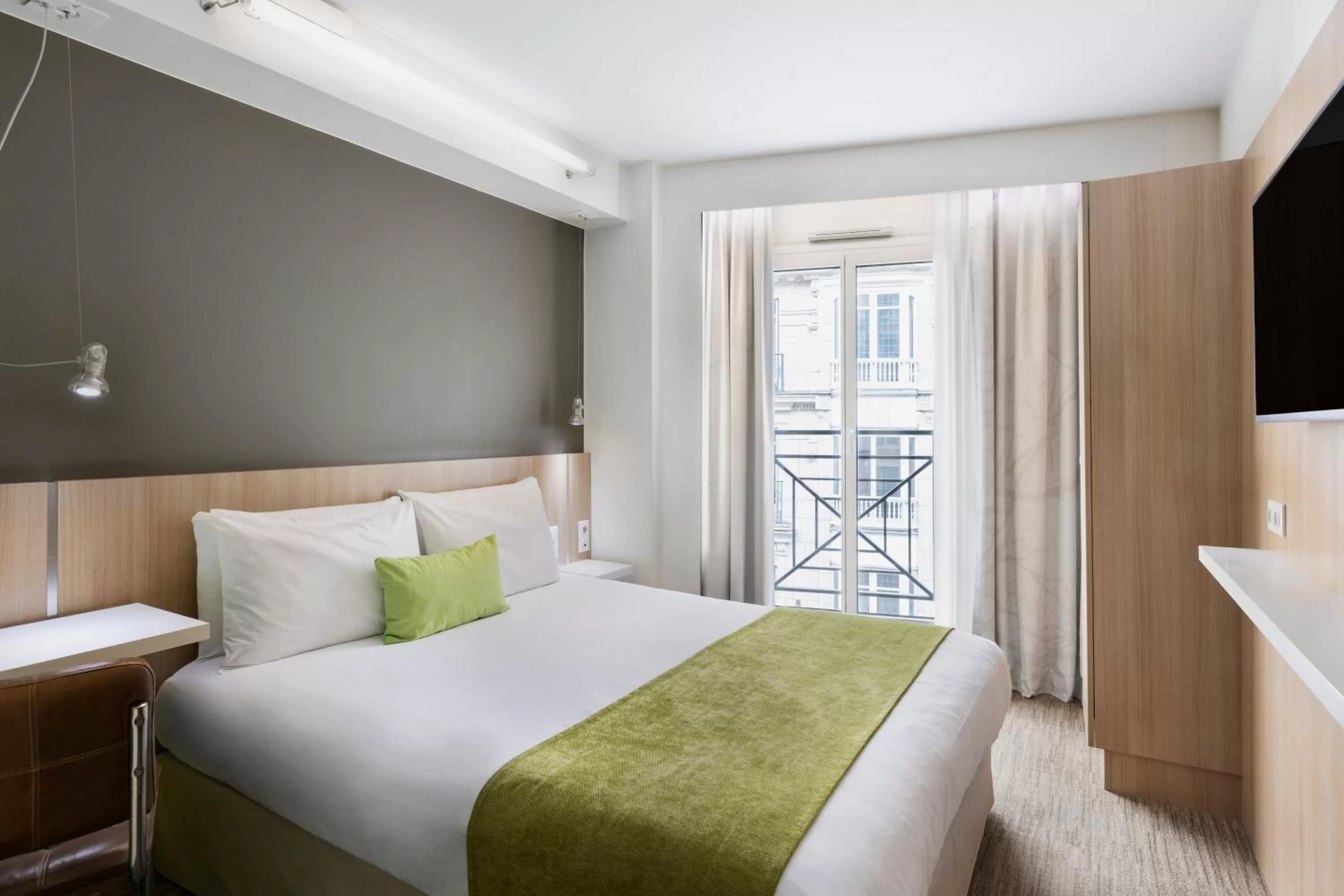 Bed in Mercure Paris Gare du Nord