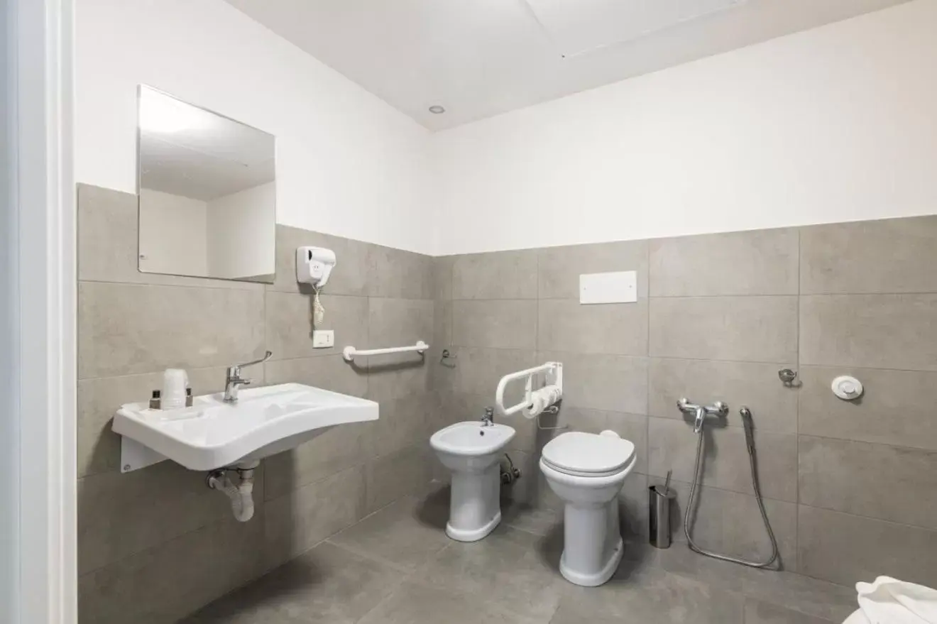 Shower, Bathroom in L'Essenza Hotel