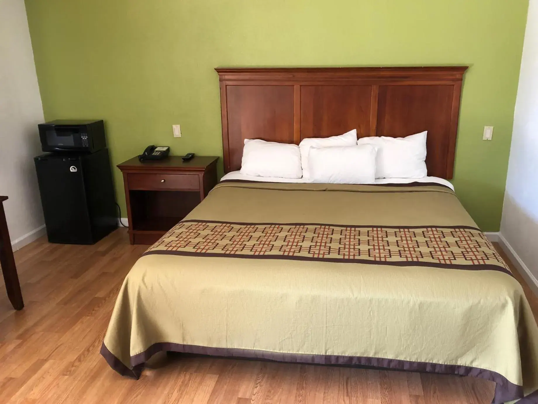 Bedroom, Bed in Americas Best Value Inn Visalia
