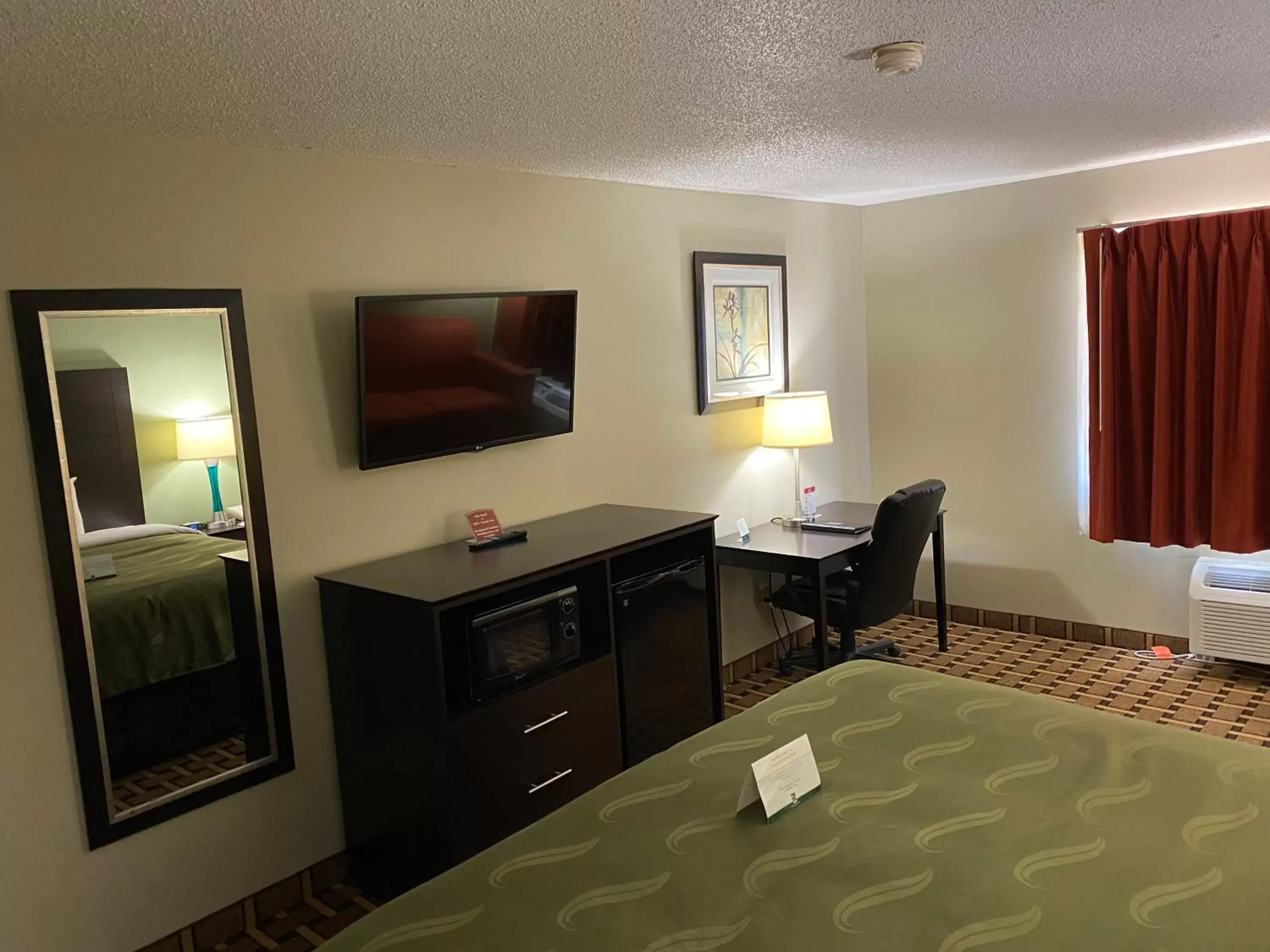 TV/Entertainment Center in Quality Inn Morton at I-74