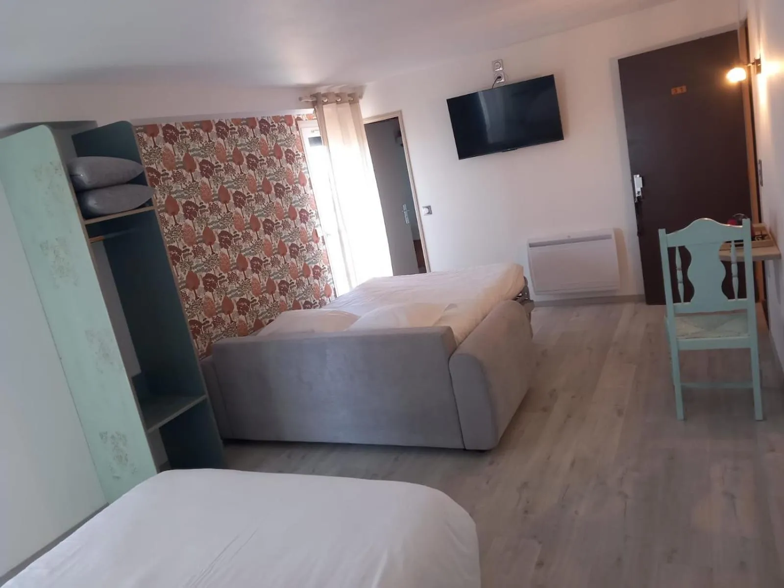 Bed in Cit'Hotel Le Montreal