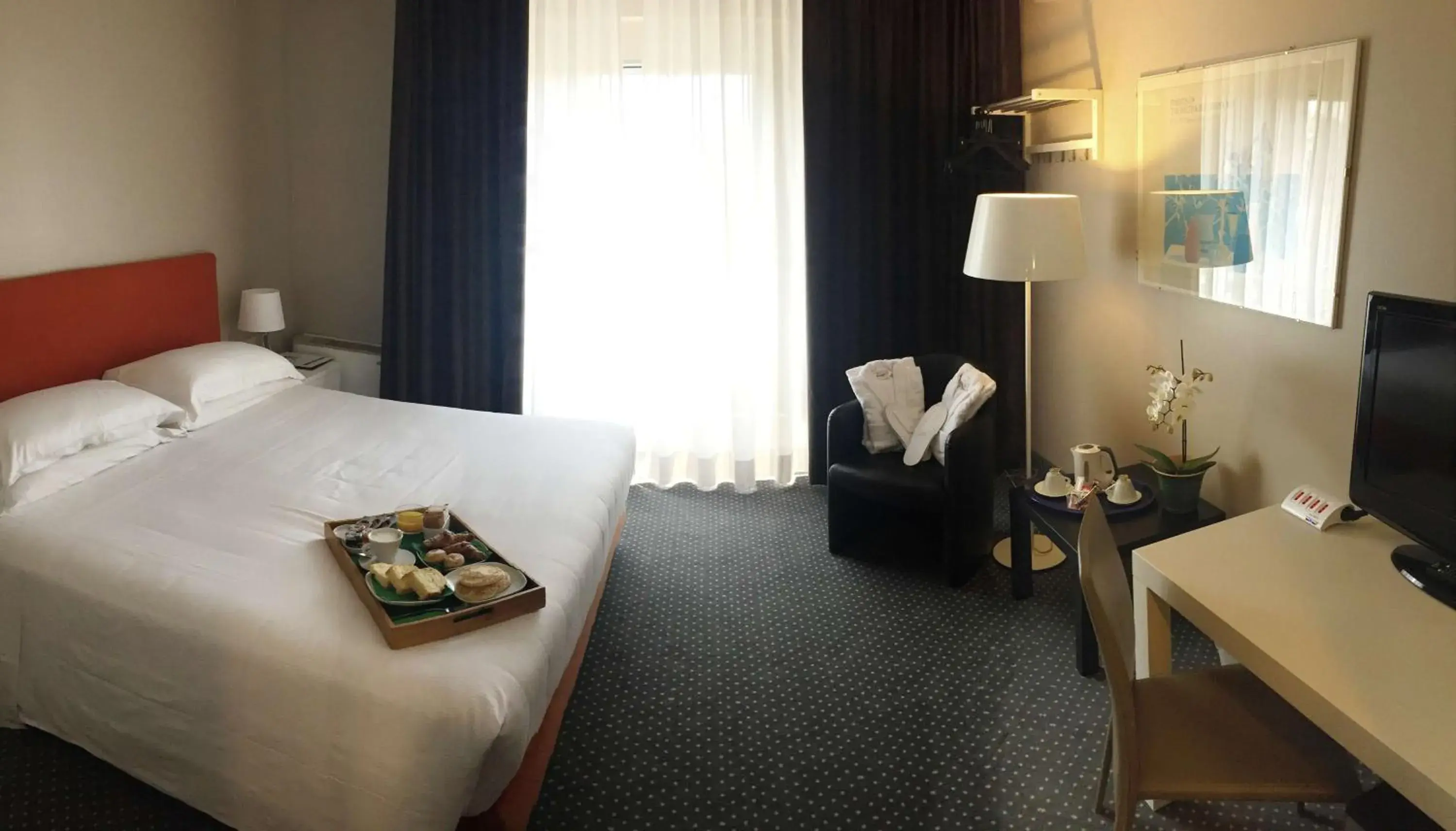 Photo of the whole room, Bed in Hotel Blaise & Francis