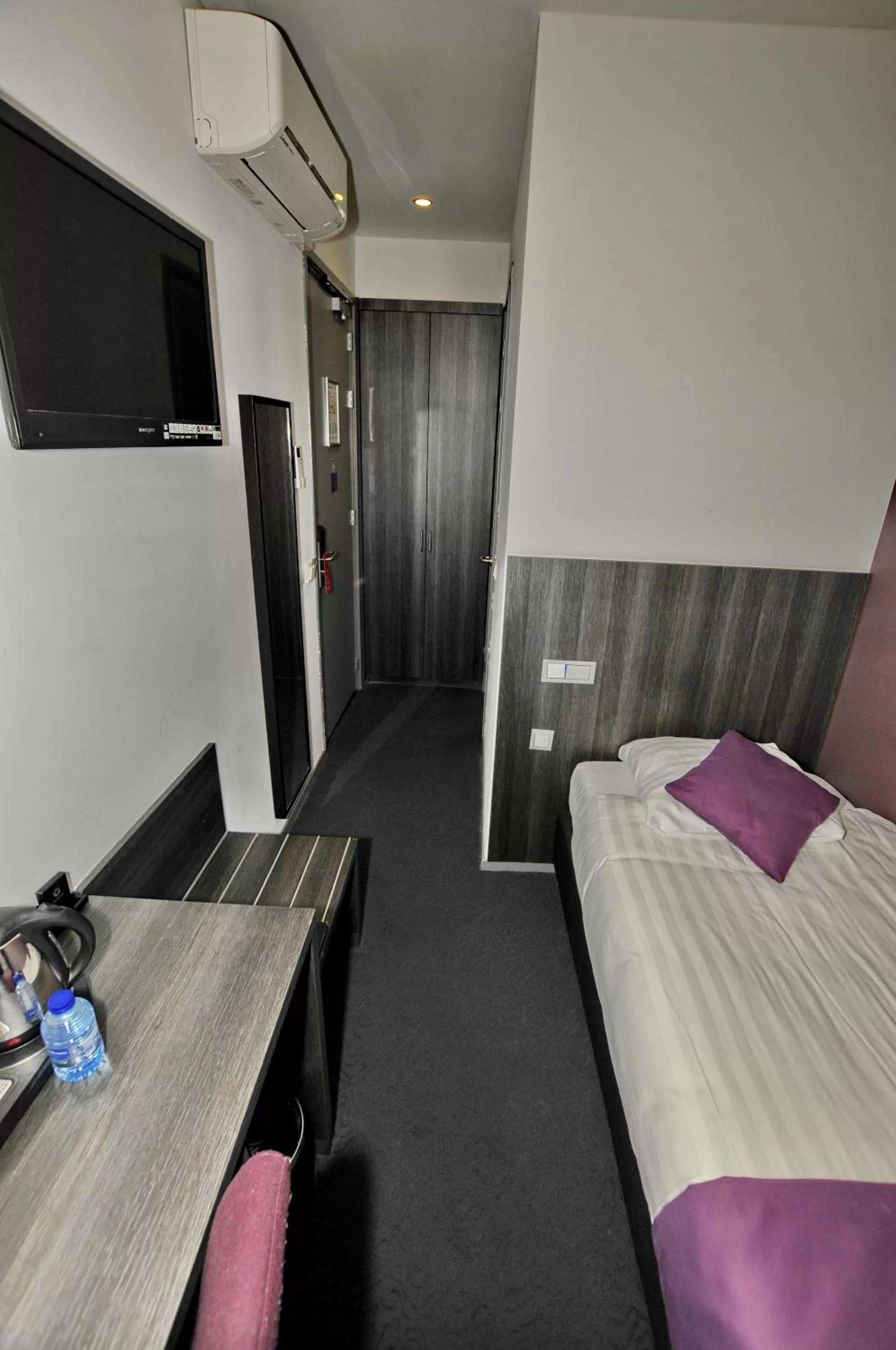 Photo of the whole room, TV/Entertainment Center in Hotel Parkview