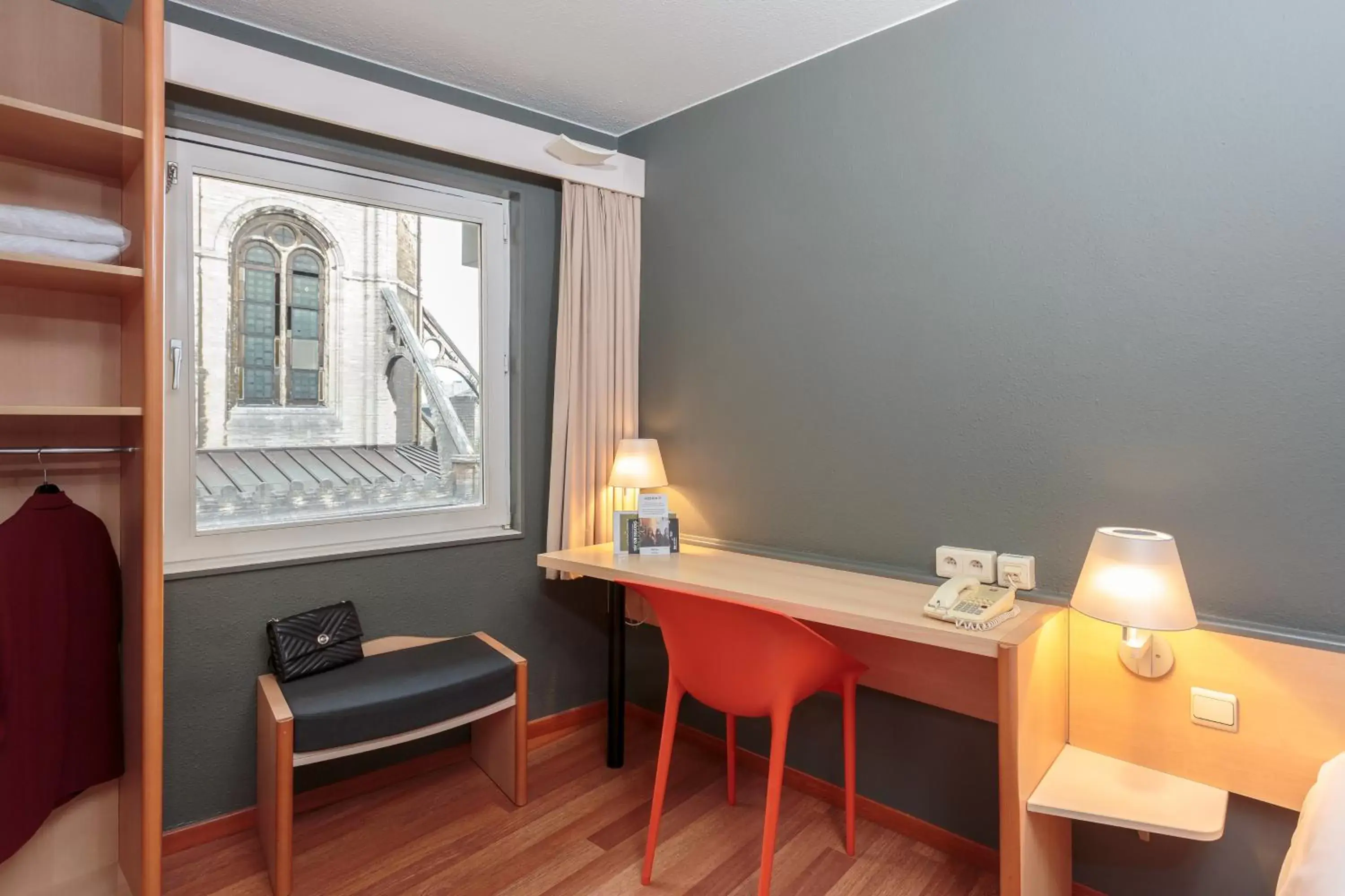 View (from property/room), TV/Entertainment Center in Ibis Brussels City Centre