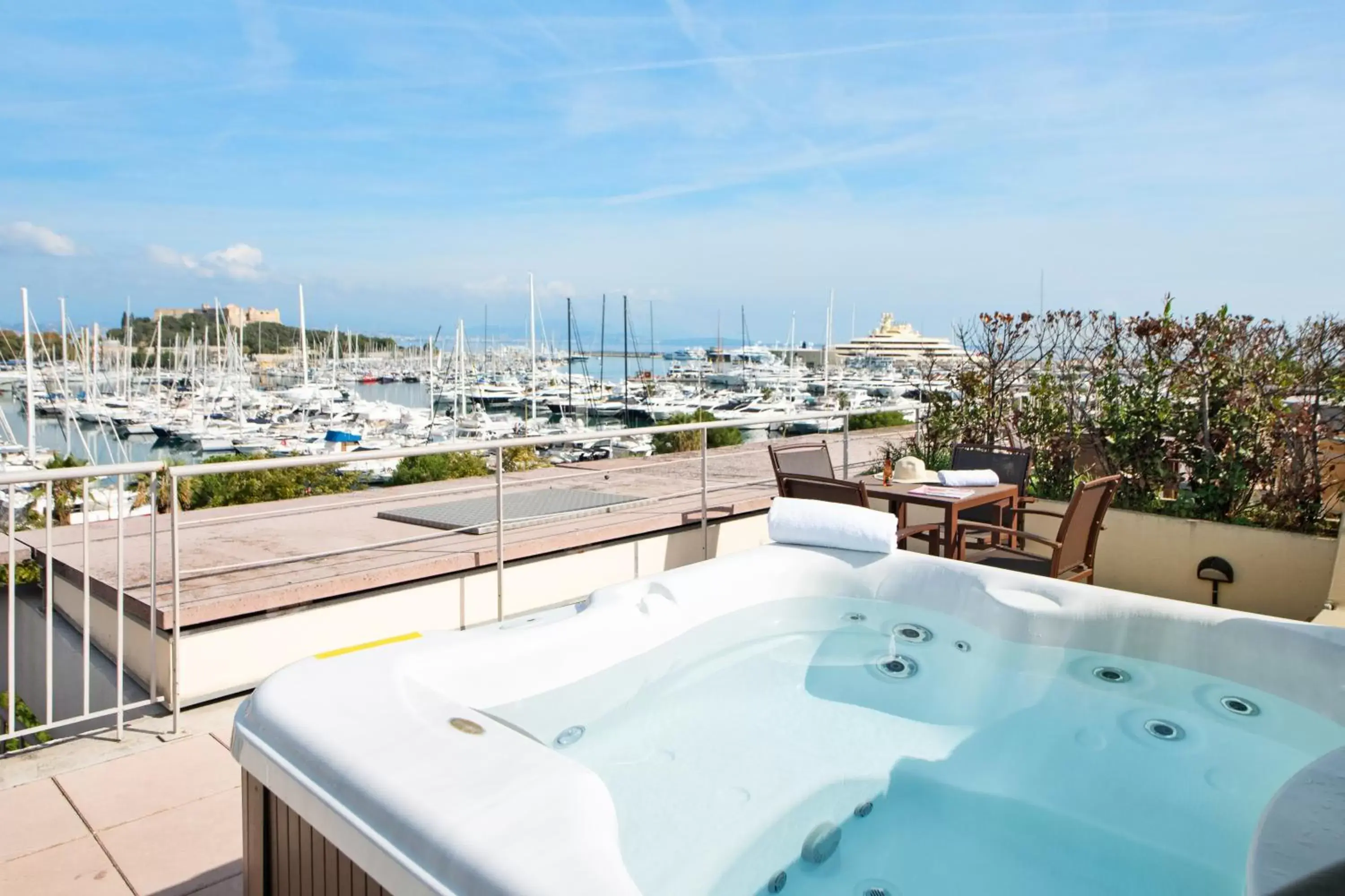 Patio, Bathroom in Résidence Pierre & Vacances Premium Port Prestige