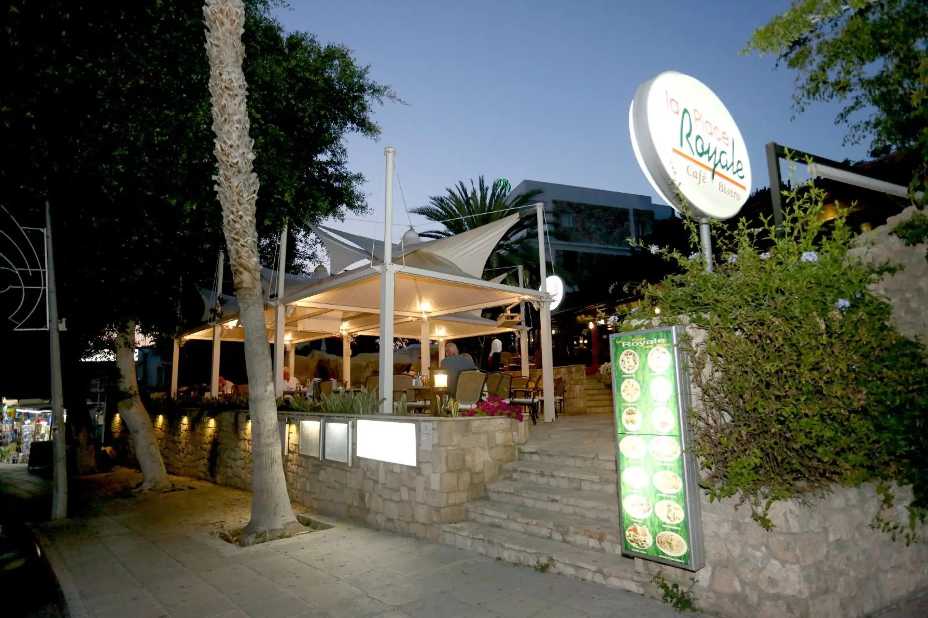 Restaurant/places to eat, Property Building in Dionysos Central