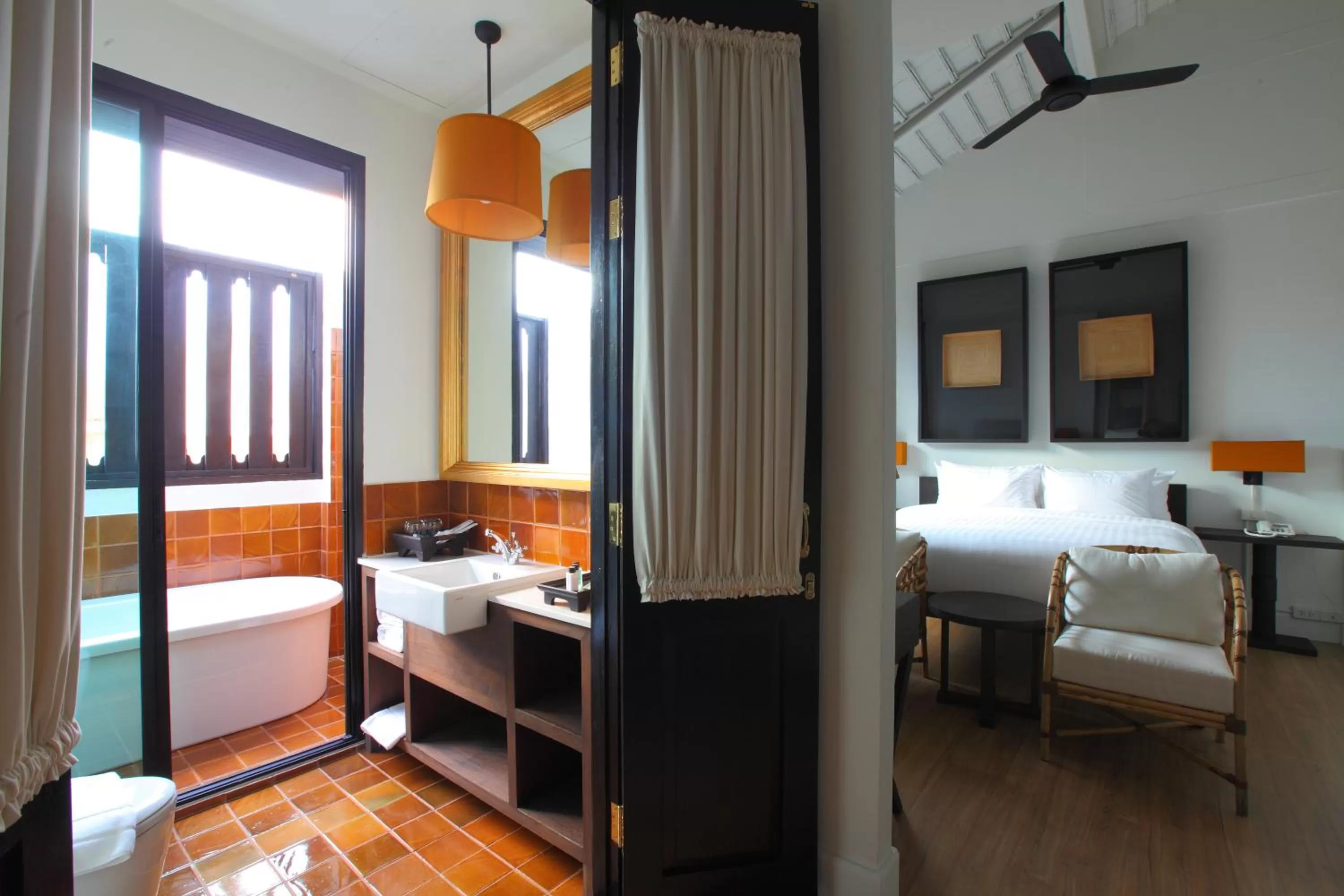 Photo of the whole room, Bed in 99 The Gallery Hotel