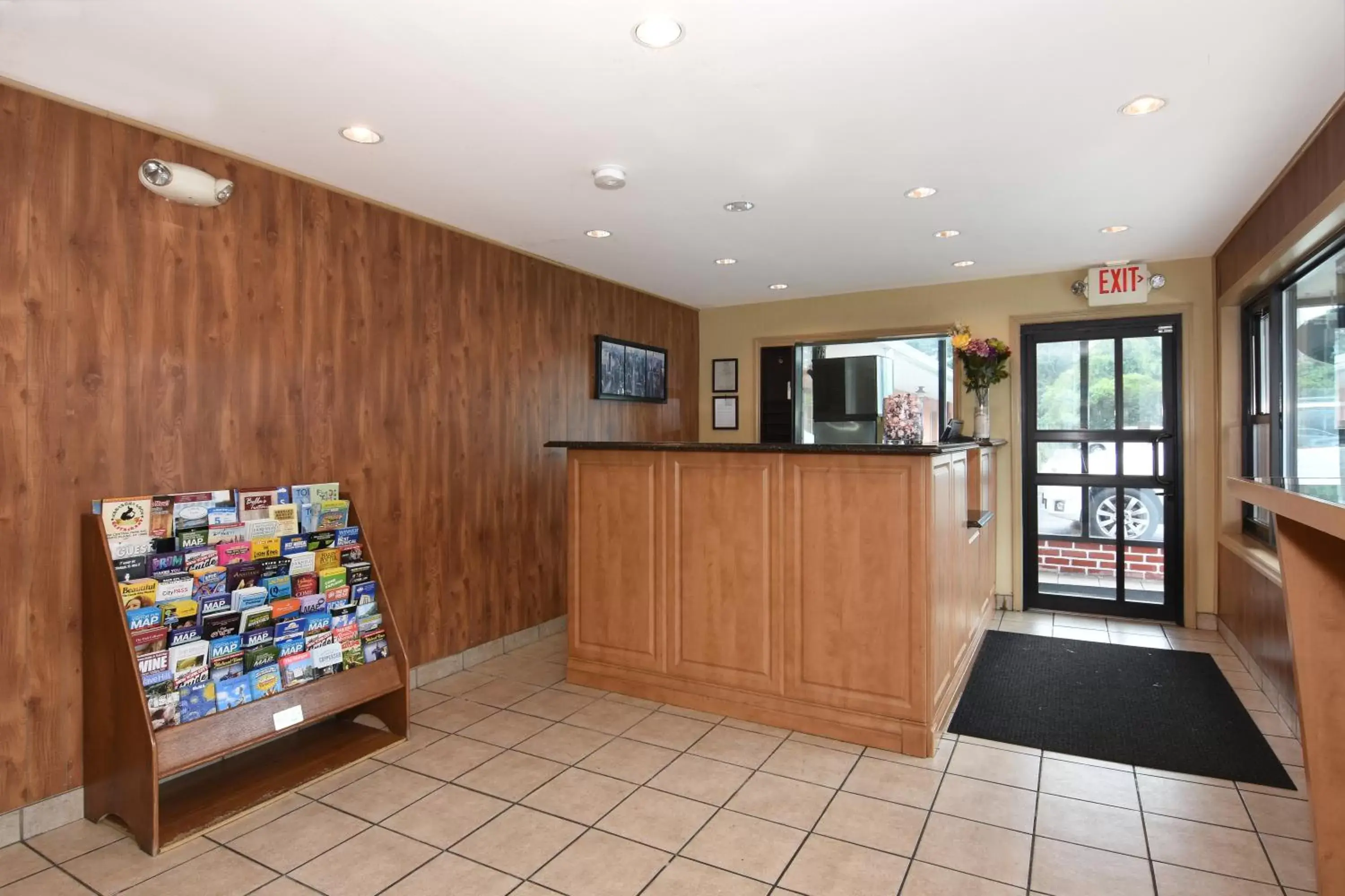 Lobby/Reception in Ardsley Acres Hotel Court