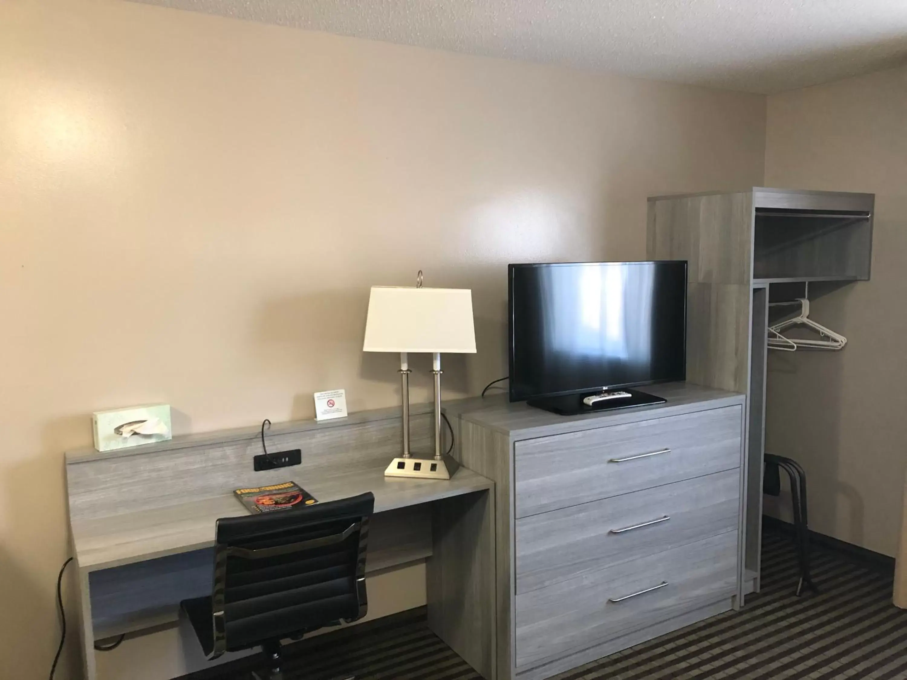 Communal lounge/ TV room, TV/Entertainment Center in DuPont Suites - Louisville - St. Matthews