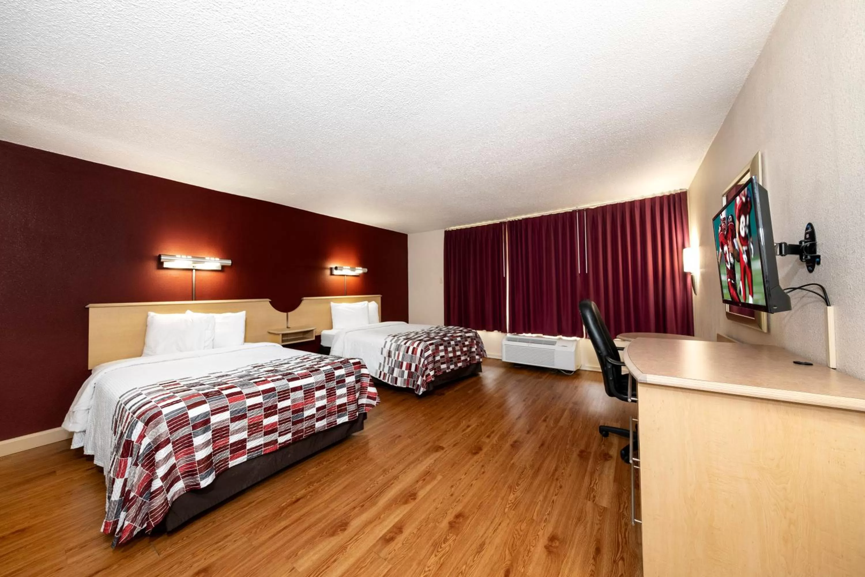 Photo of the whole room, Bed in Red Roof Inn & Suites Wytheville