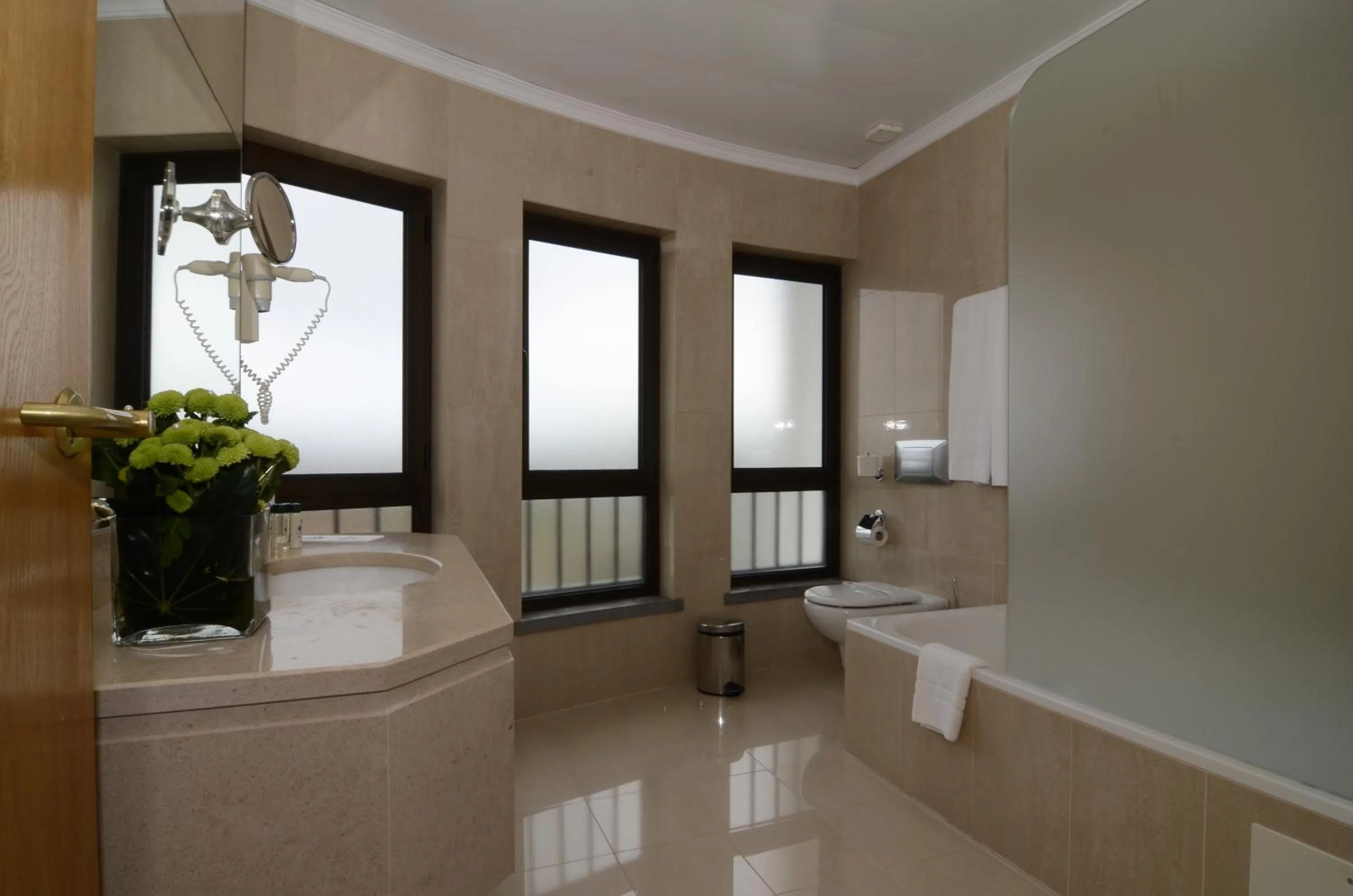 Bathroom in Hotel Cinquentenario & Conference Center