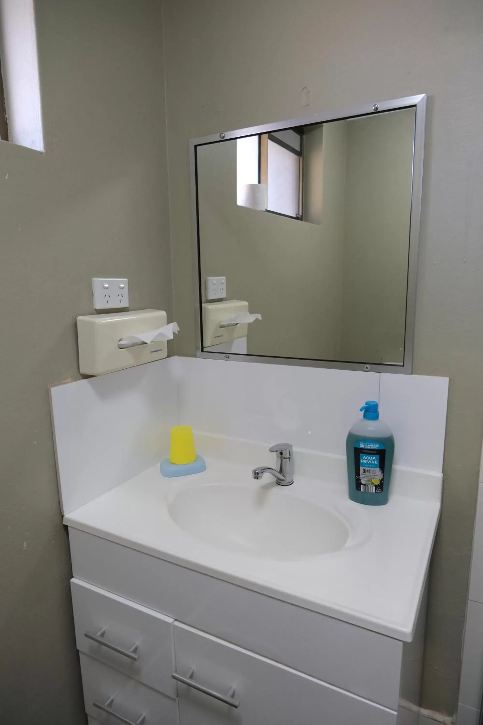 Shower, Bathroom in Sapphire Palms Motel