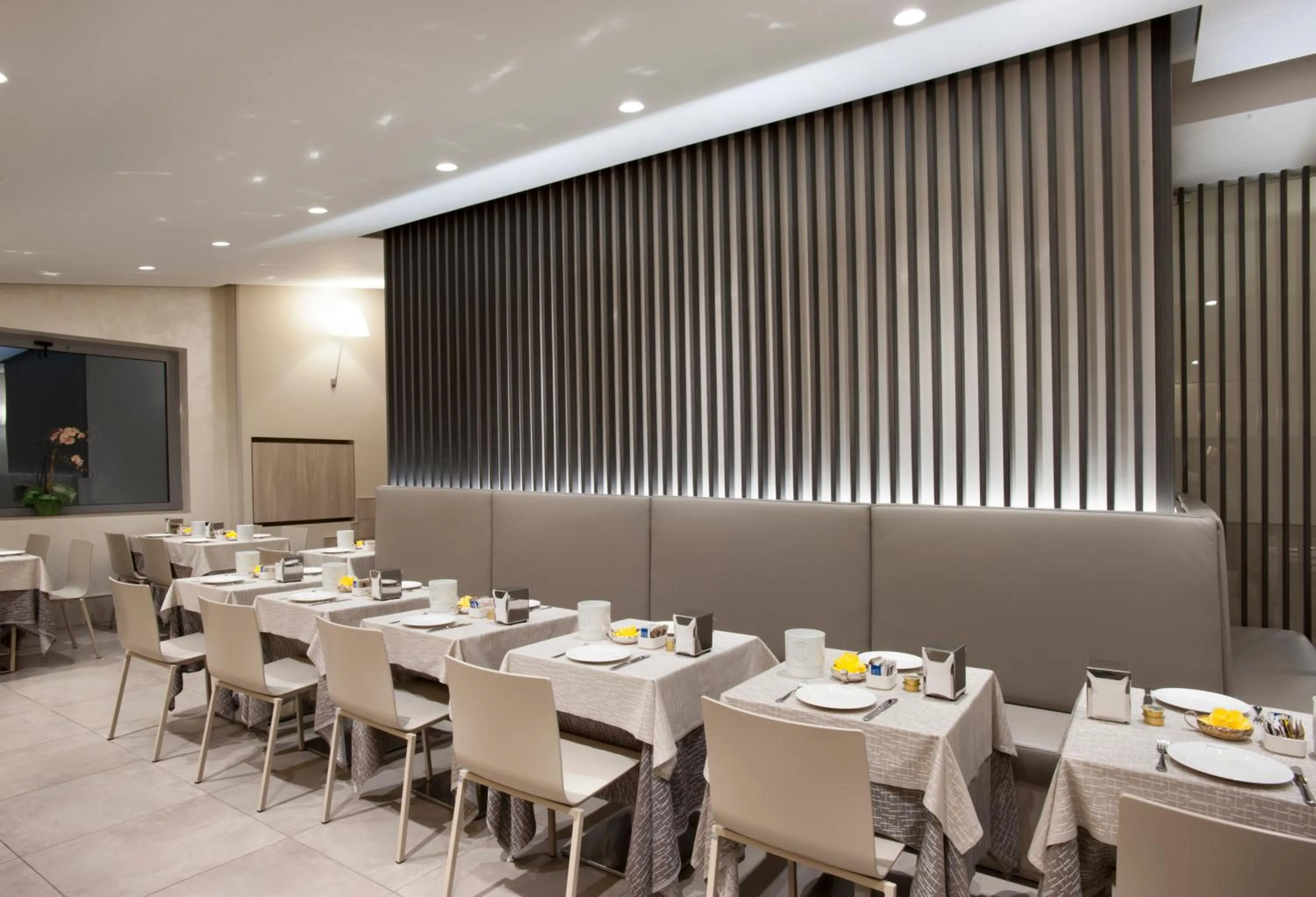 Restaurant/places to eat in Hotel Gamma