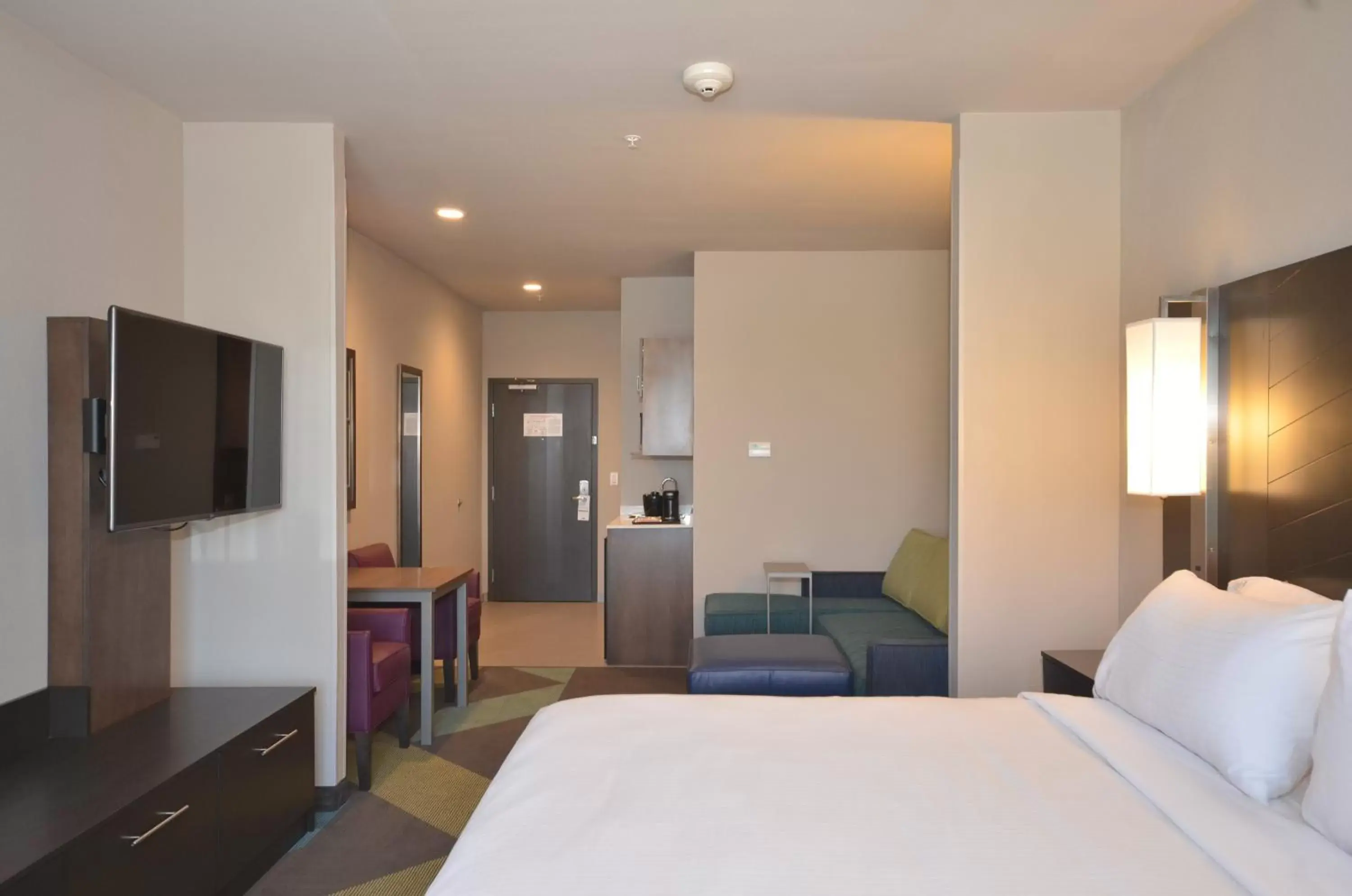 Photo of the whole room, Bed in Holiday Inn Express & Suites Oklahoma City Mid - Arpt Area, an IHG Hotel