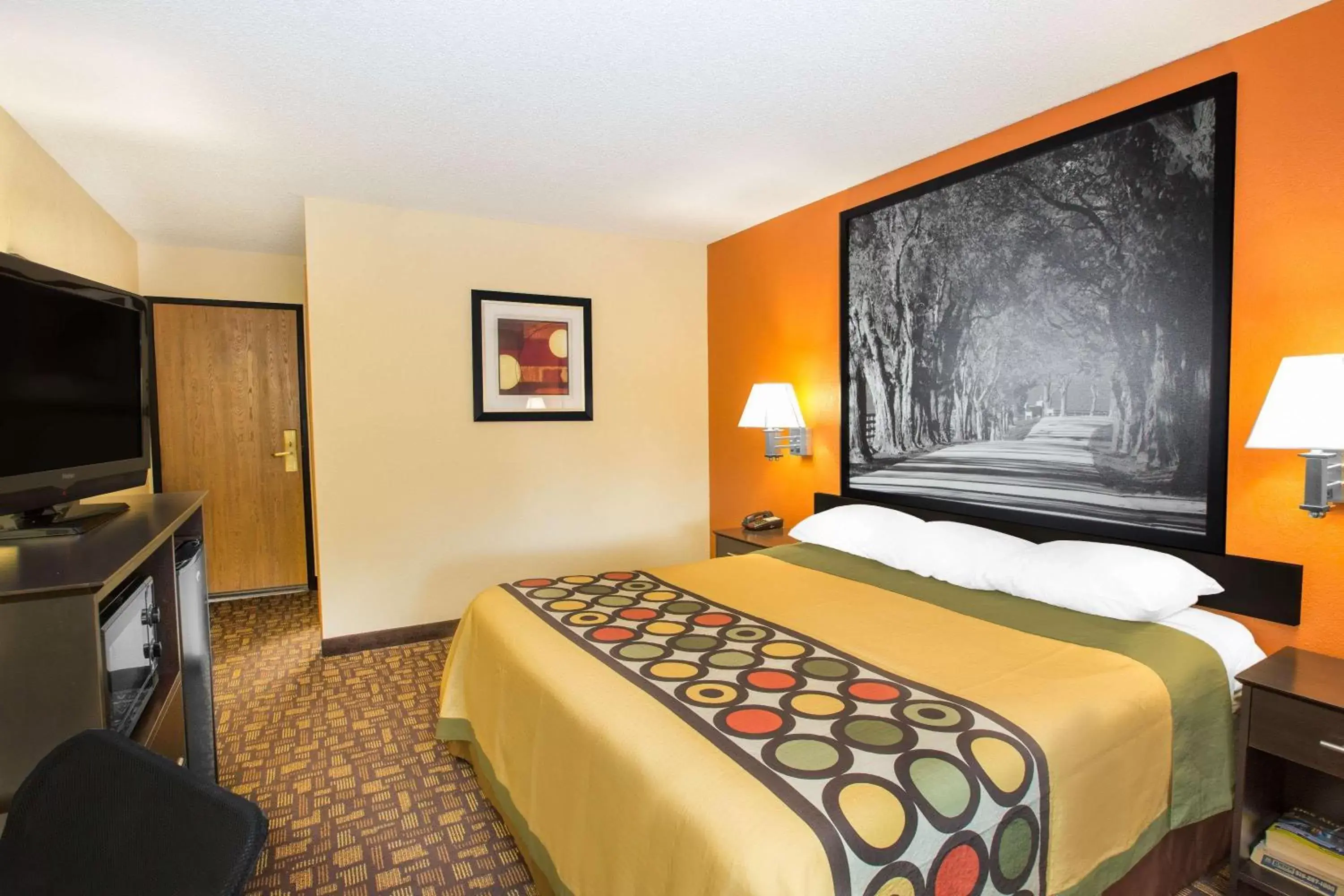 Photo of the whole room, Bed in Super 8 by Wyndham Clive IA