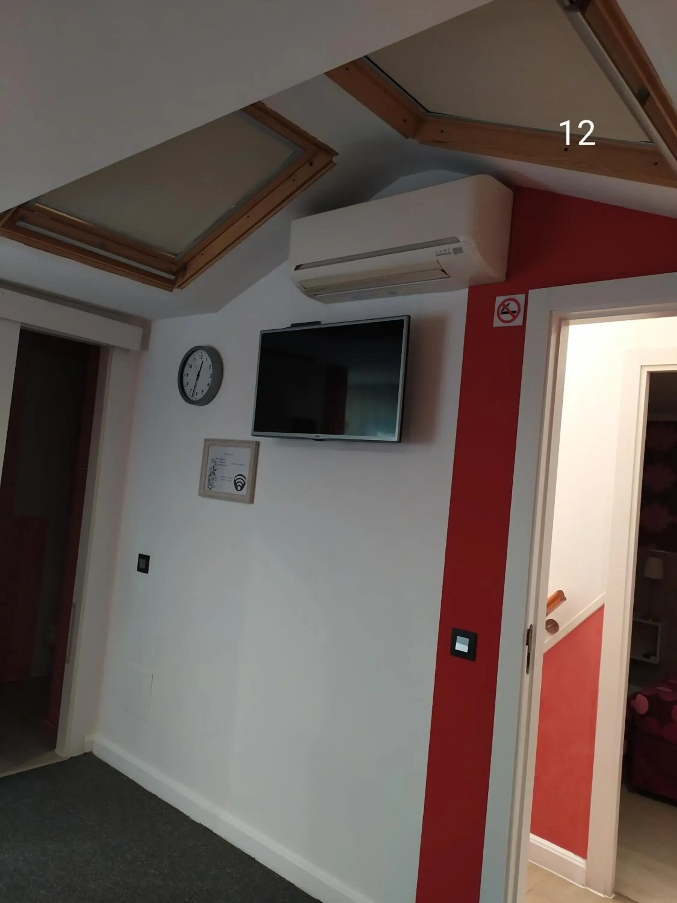 air conditioner, TV/Entertainment Center in Hostal Inn Madrid