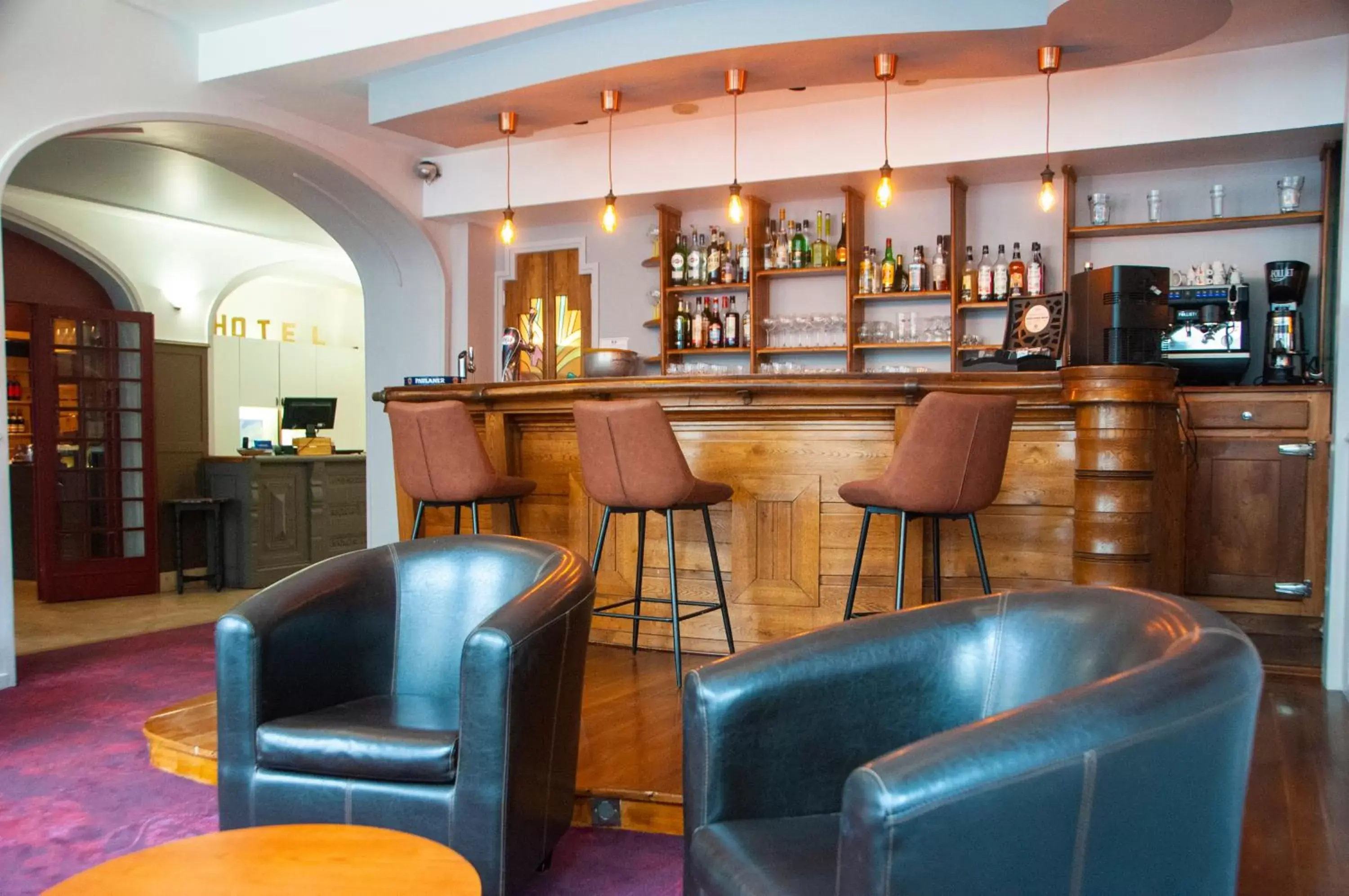 Lounge/Bar in The Originals City, Hôtel Bristol, Le Puy-en-Velay (Inter-Hotel)