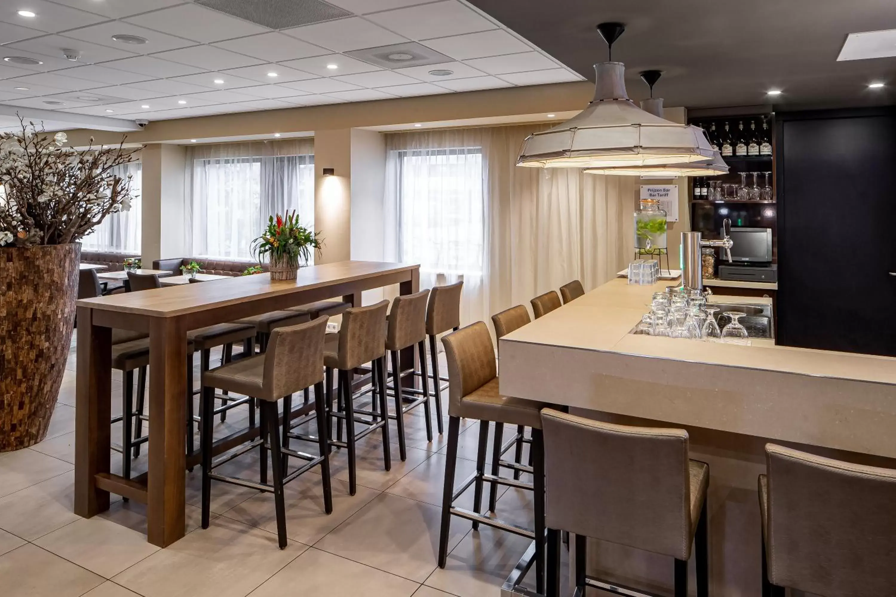 Lounge or bar, Restaurant/Places to Eat in Holiday Inn Express Amsterdam - South, an IHG Hotel