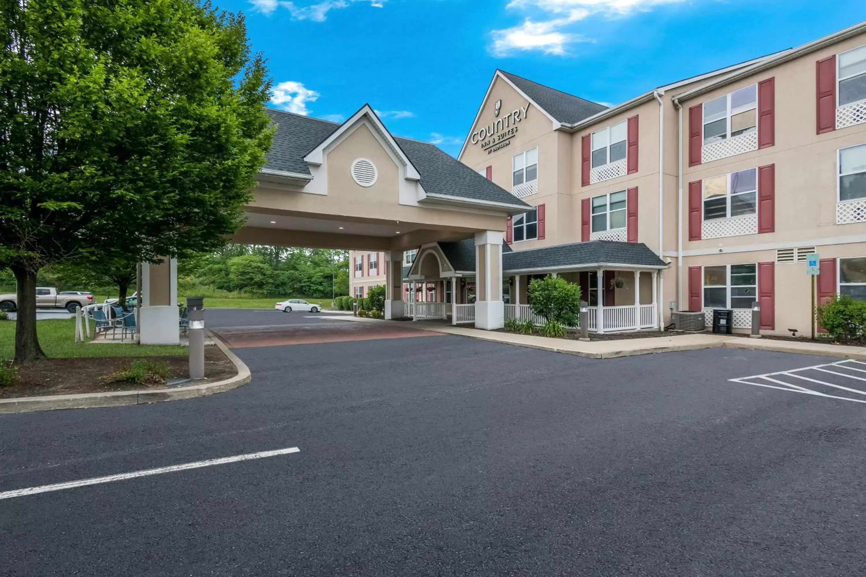 Property Building in Country Inn & Suites by Radisson, Harrisburg Northeast (Hershey), PA