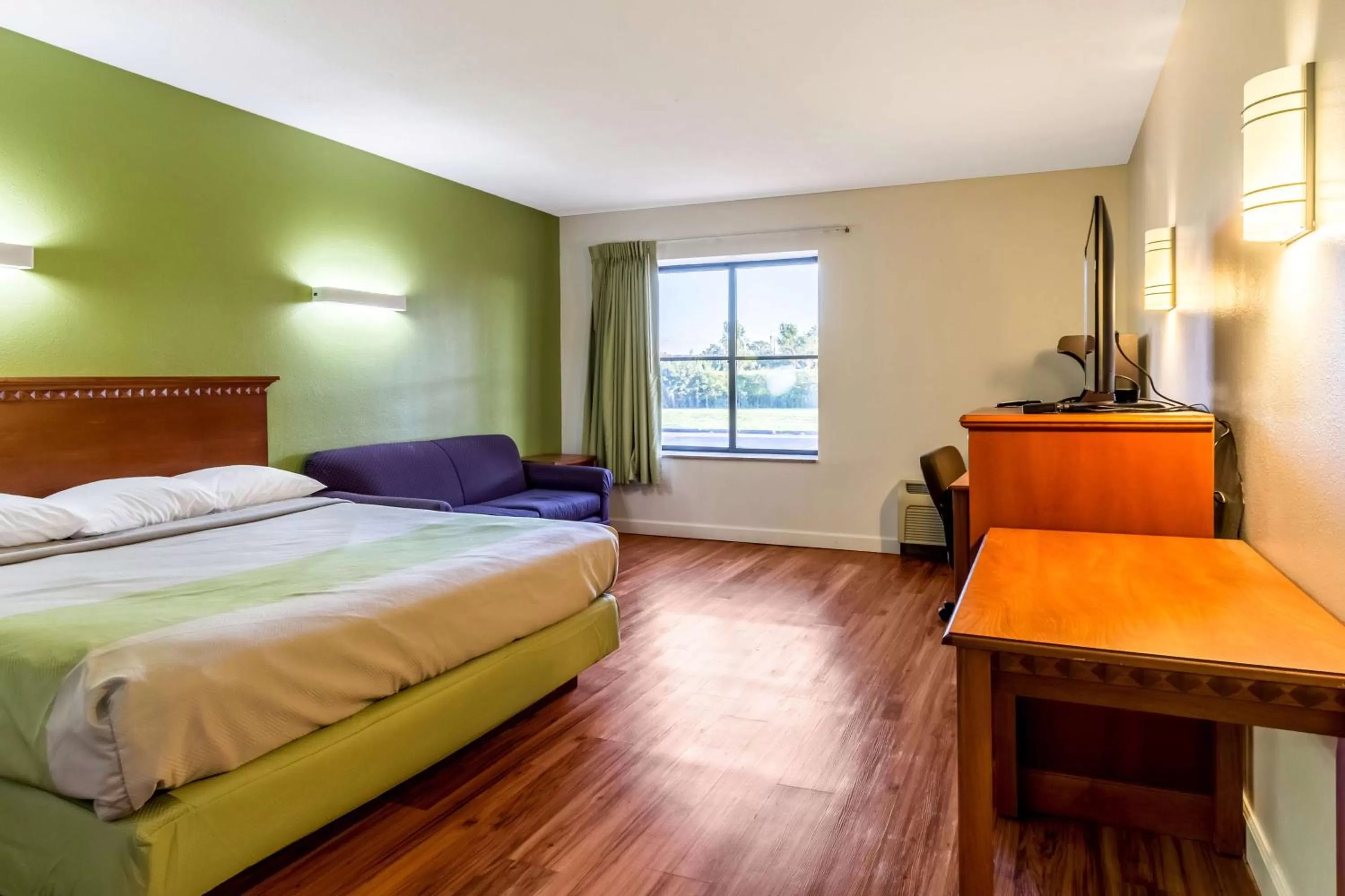 Photo of the whole room, Bed in Motel 6-Springfield, OH