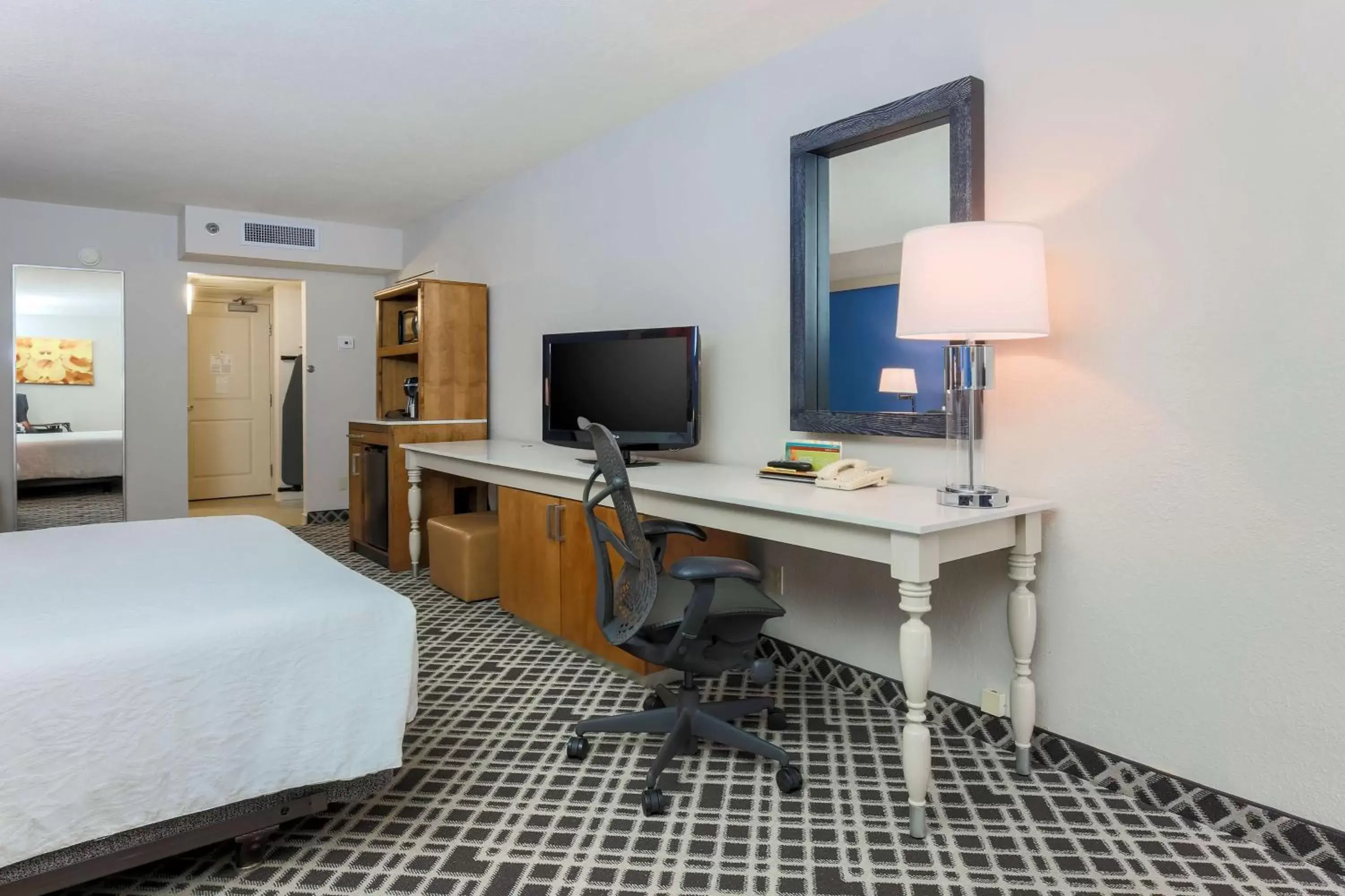 Bed, TV/Entertainment Center in Hilton Garden Inn Dallas/Market Center