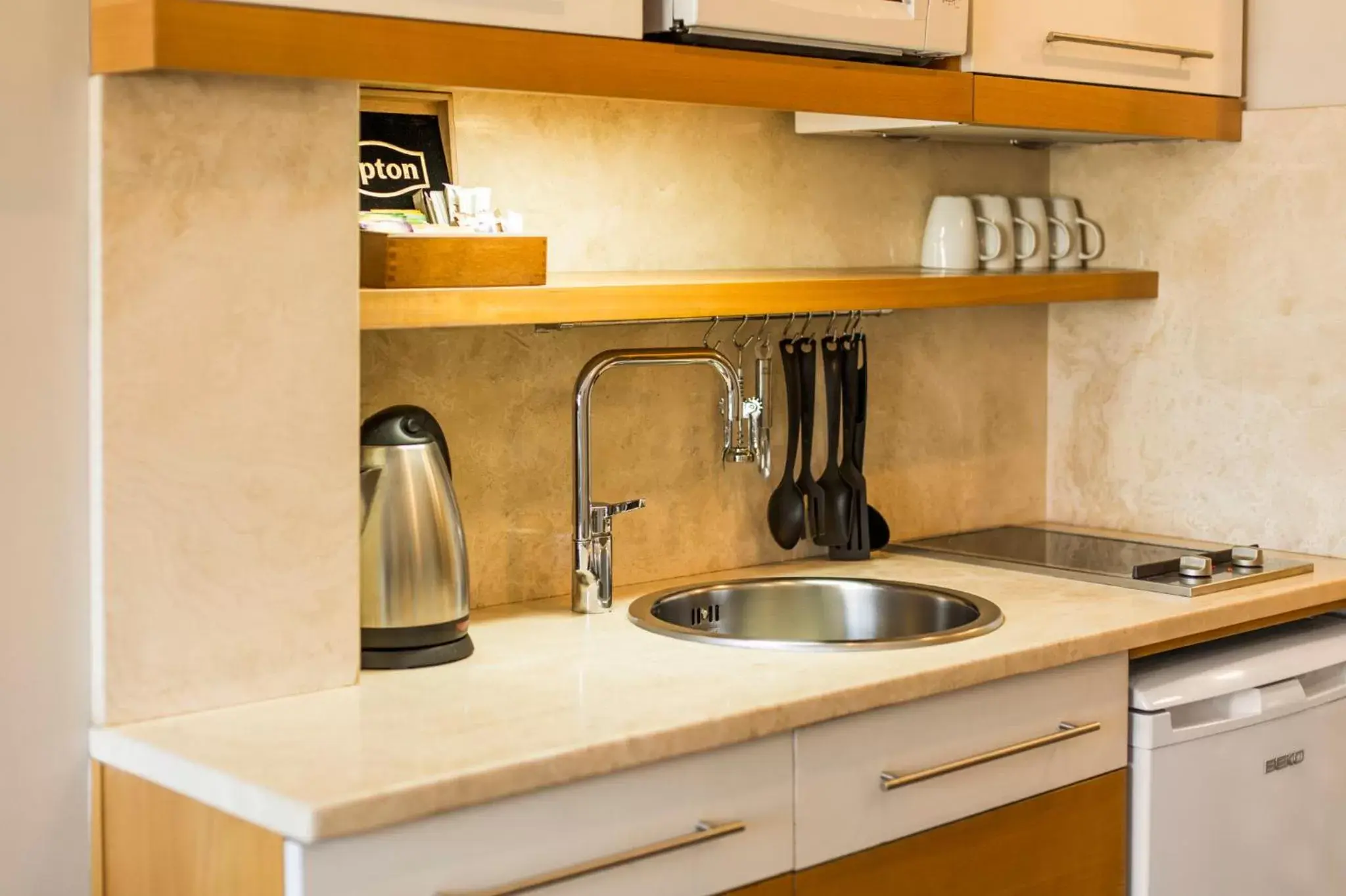 Coffee/tea facilities, Kitchen/Kitchenette in Taxim Suites Residences Istanbul