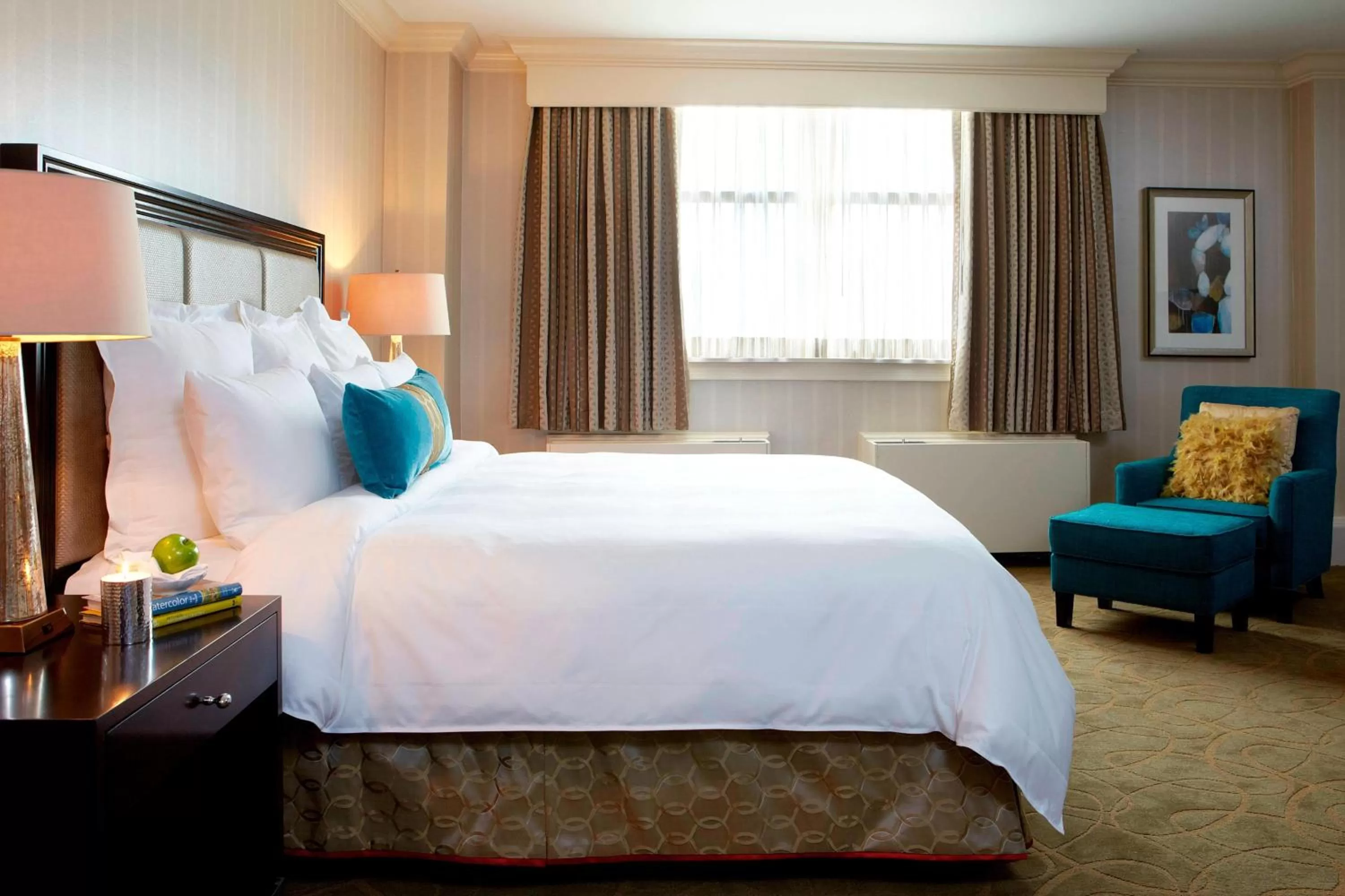Deluxe Room with One King Bed in Hotel Cleveland Autograph Collection