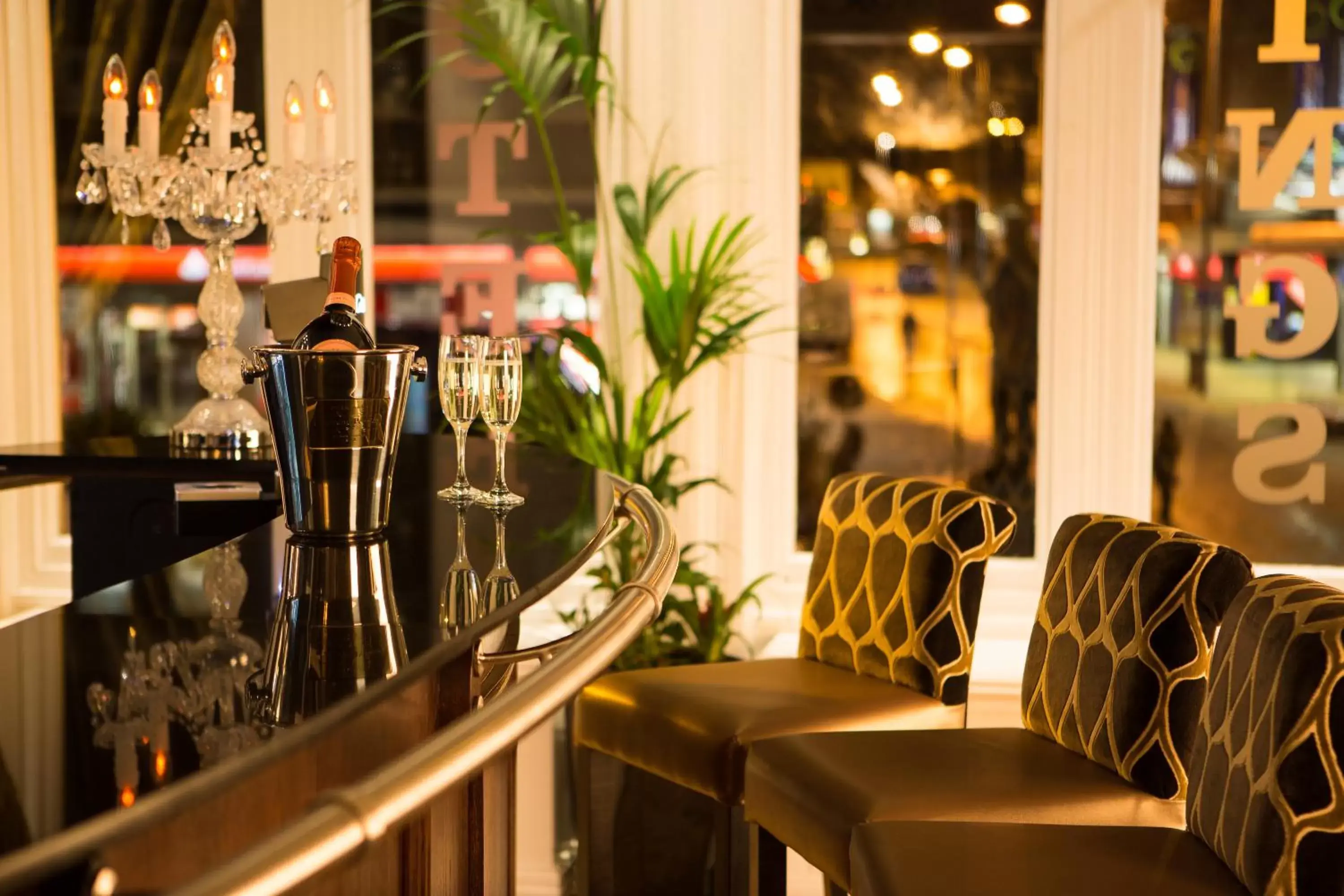 Lounge or bar, Lounge/Bar in Mercure Darlington King's Hotel