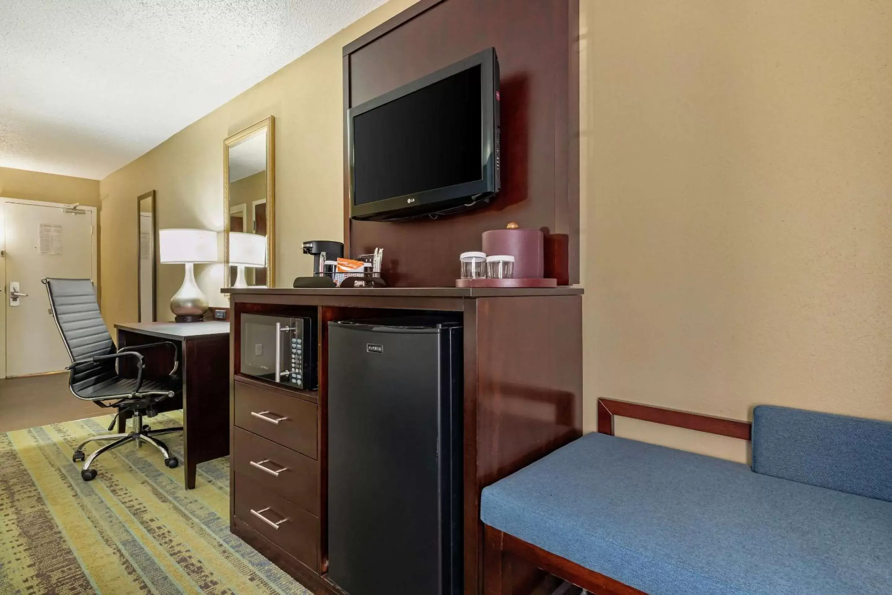 Photo of the whole room, TV/Entertainment Center in Clarion Hotel Lexington