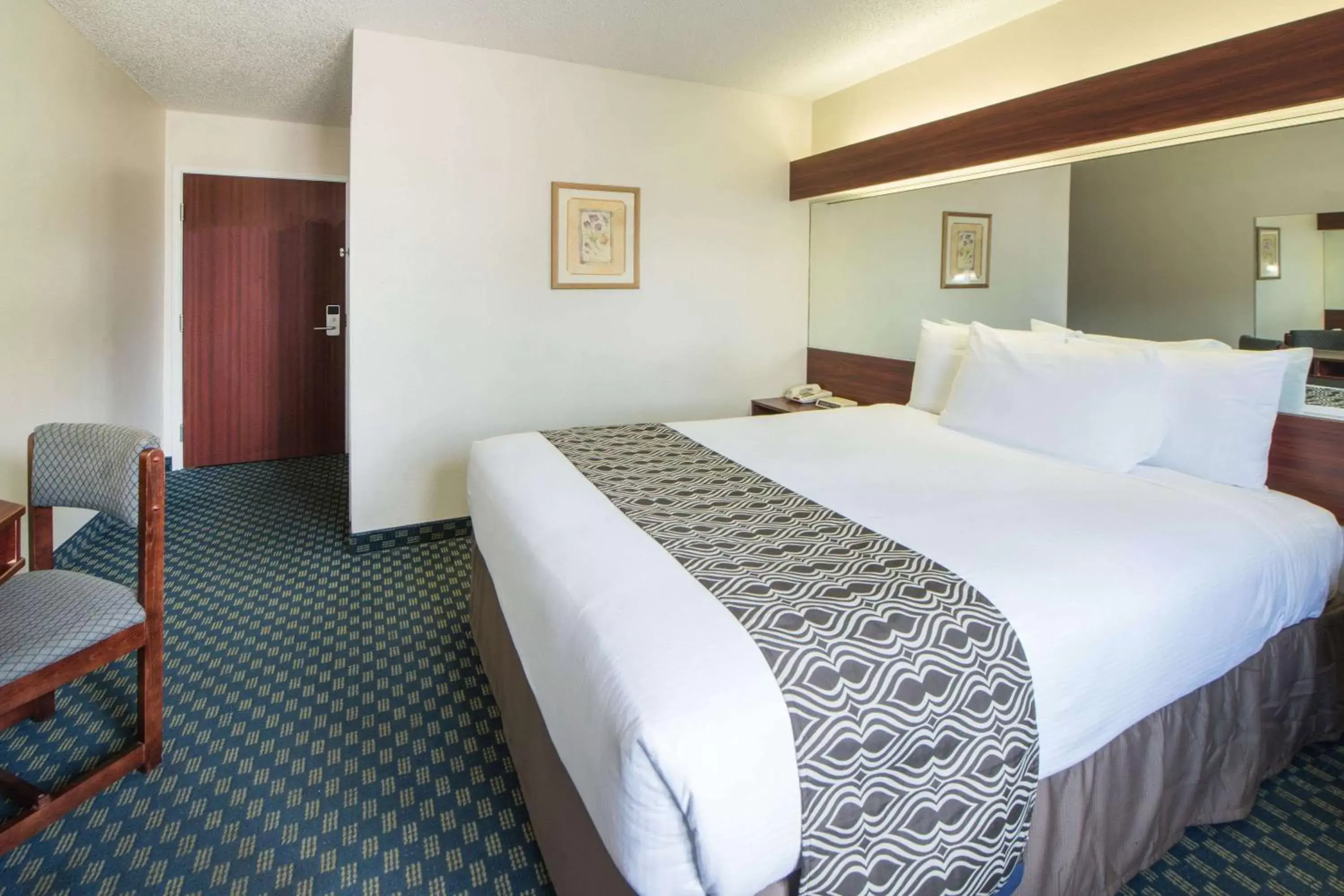 Photo of the whole room, Bed in Microtel Inn & Suites by Wyndham Tulsa - Catoosa Route 66