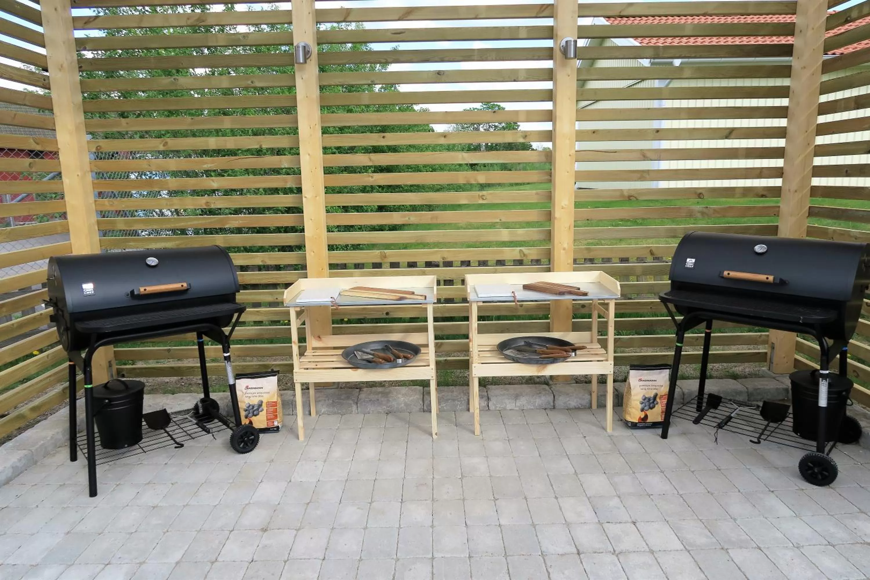 BBQ facilities in Easy Livin' Apartment Hotel