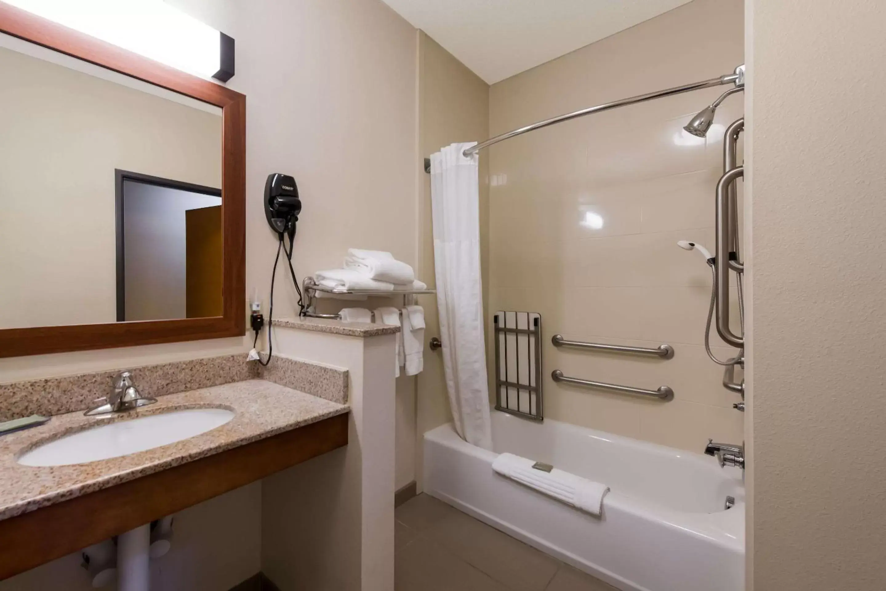 Bedroom, Bathroom in Comfort Inn East Wichita