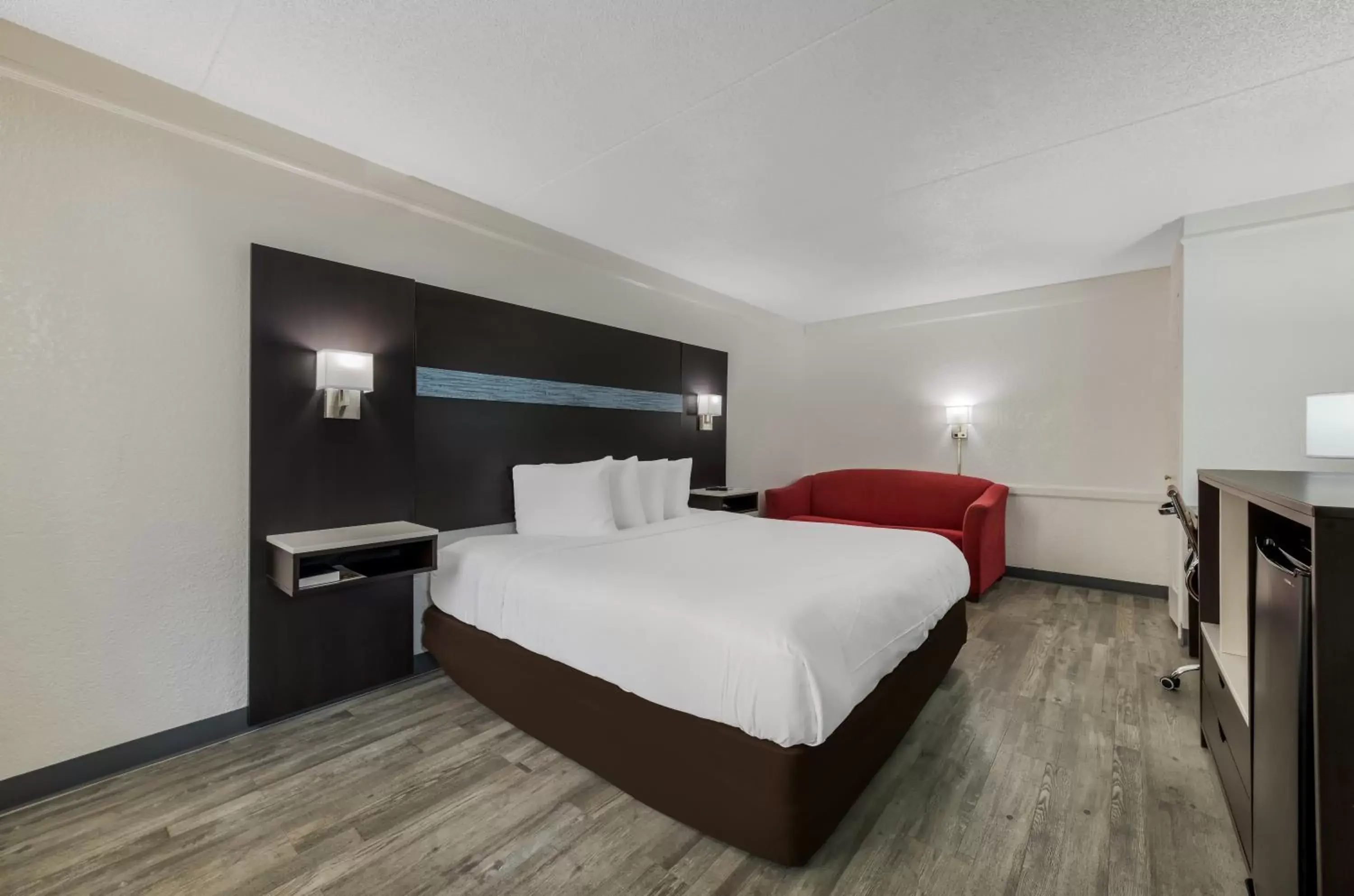 Photo of the whole room, Bed in Quality Inn & Suites Charlotte Airport