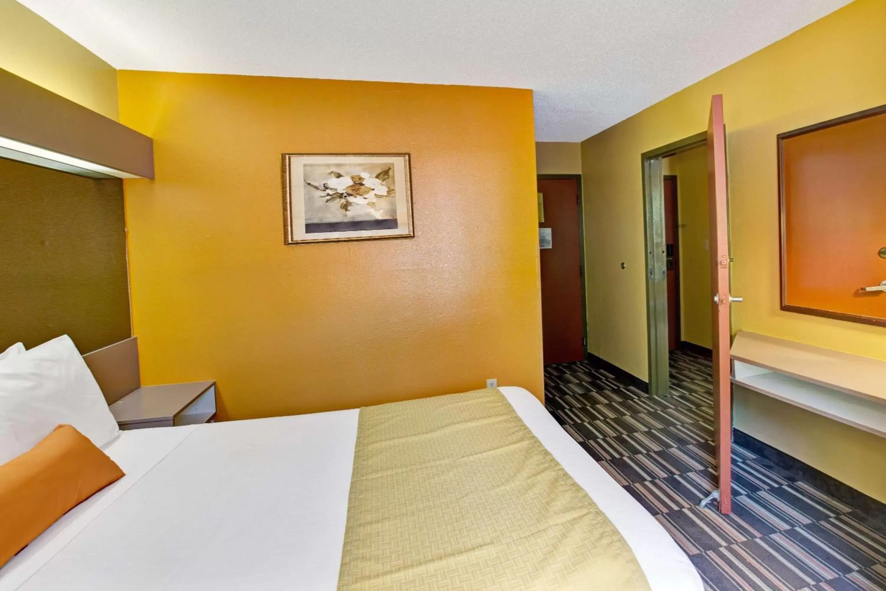 Photo of the whole room, Bed in Microtel Inn & Suites by Wyndham Gatlinburg