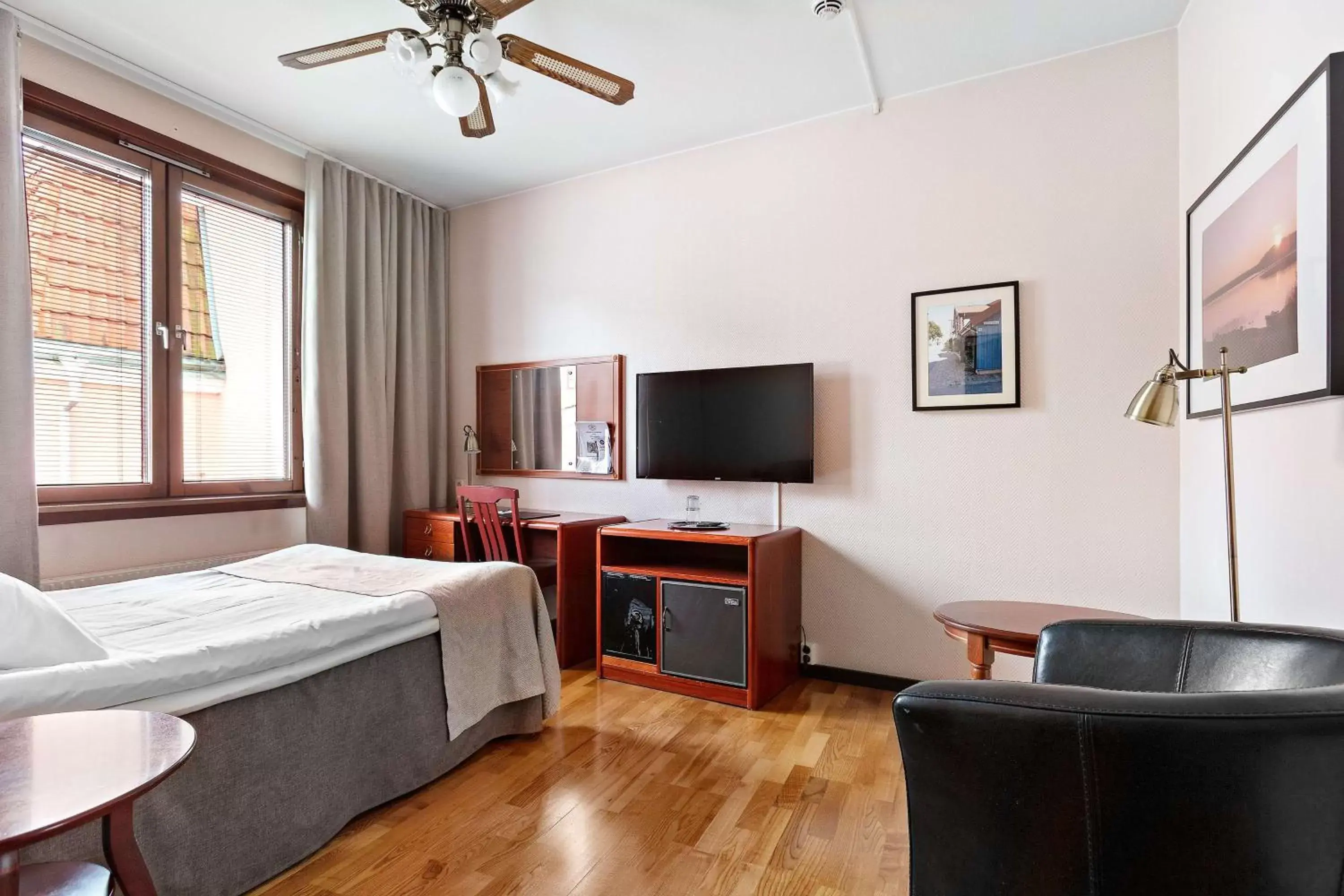 Bedroom, TV/Entertainment Center in Sure Hotel by Best Western Centralhotellet
