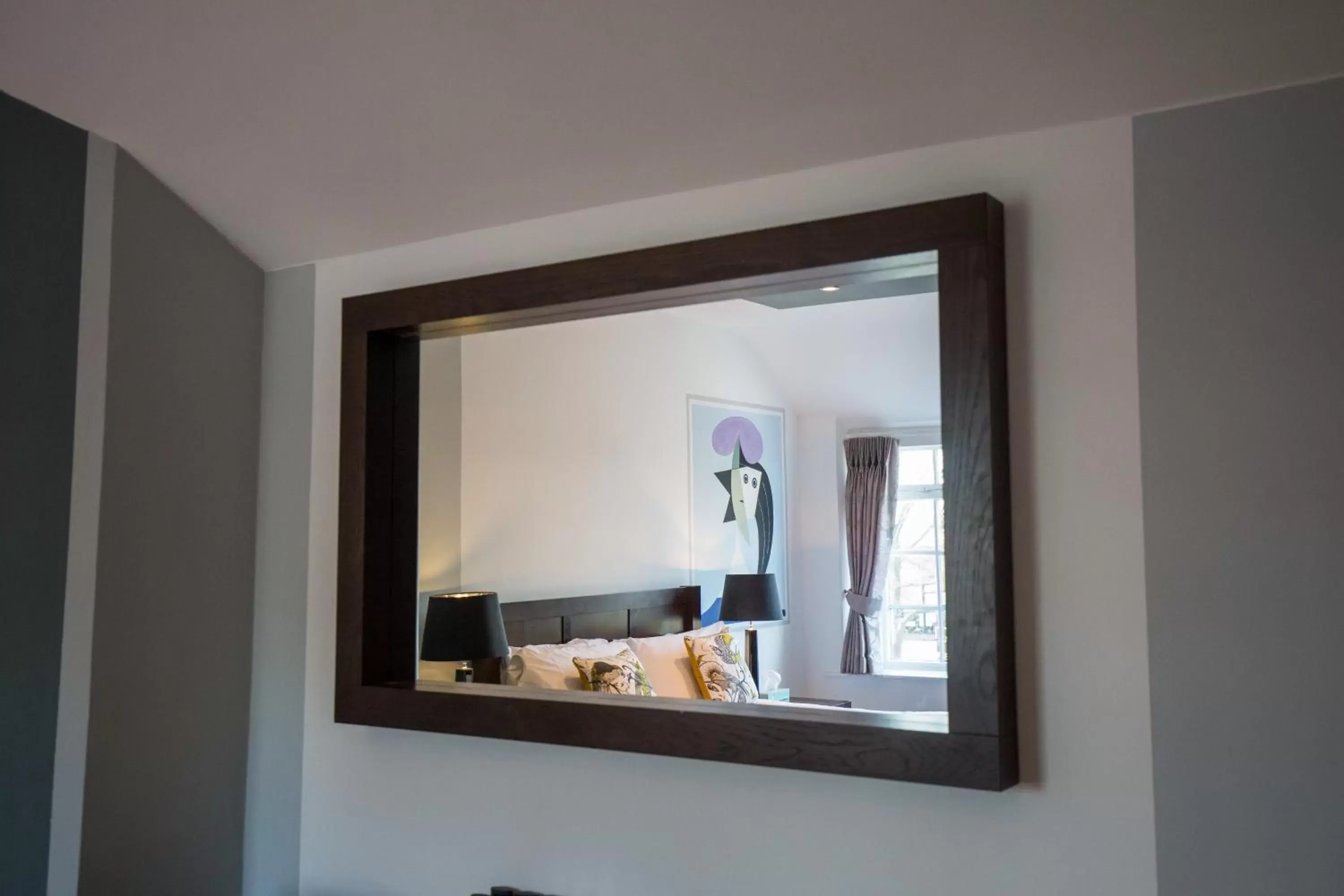 Bedroom, TV/Entertainment Center in Rossett Hall Hotel