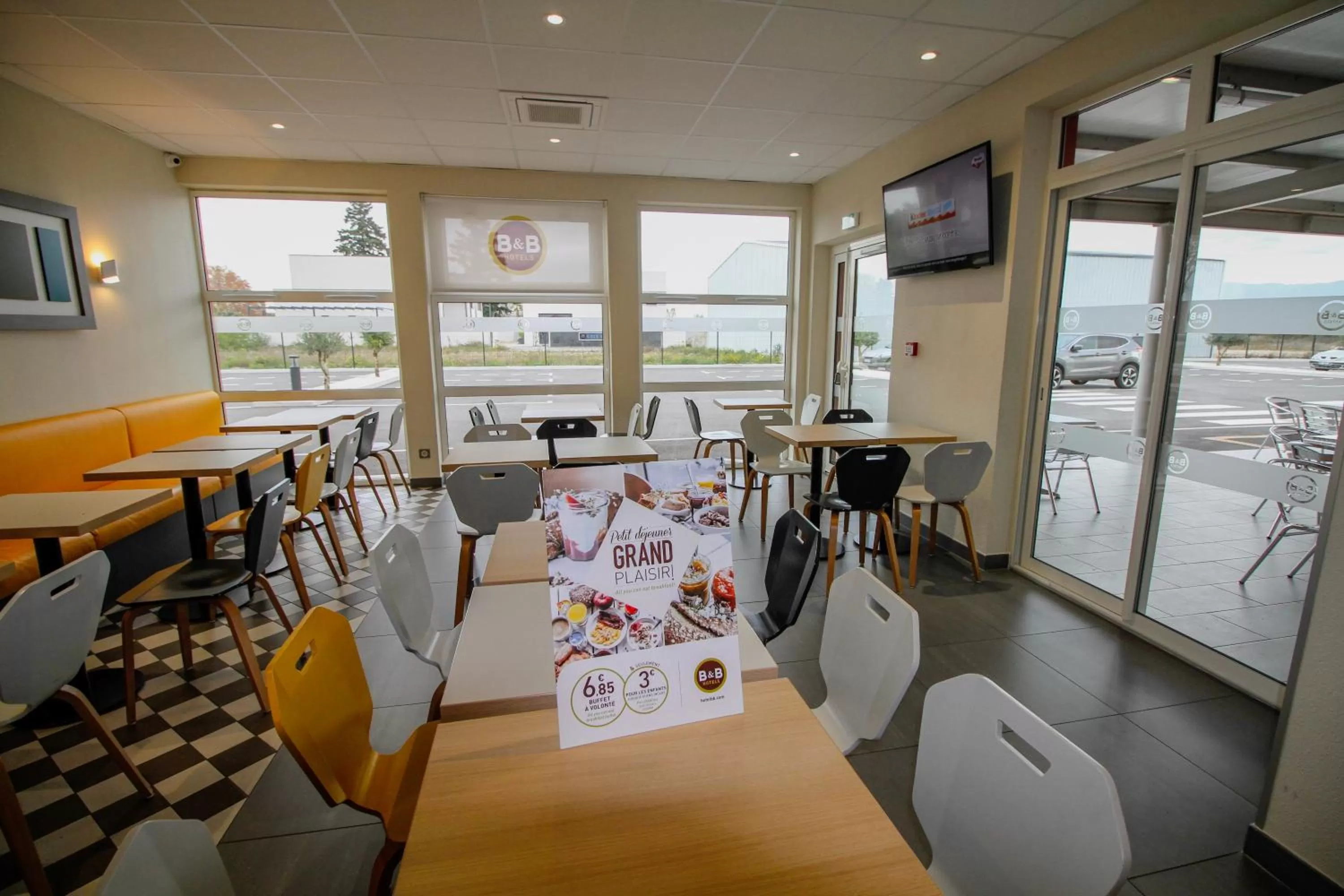 Restaurant/places to eat in B&B HOTEL Valence TGV Romans